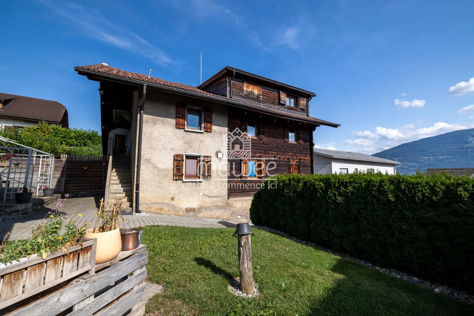 Chalet mitoyen avec dépendance et grand potentiel à Granois