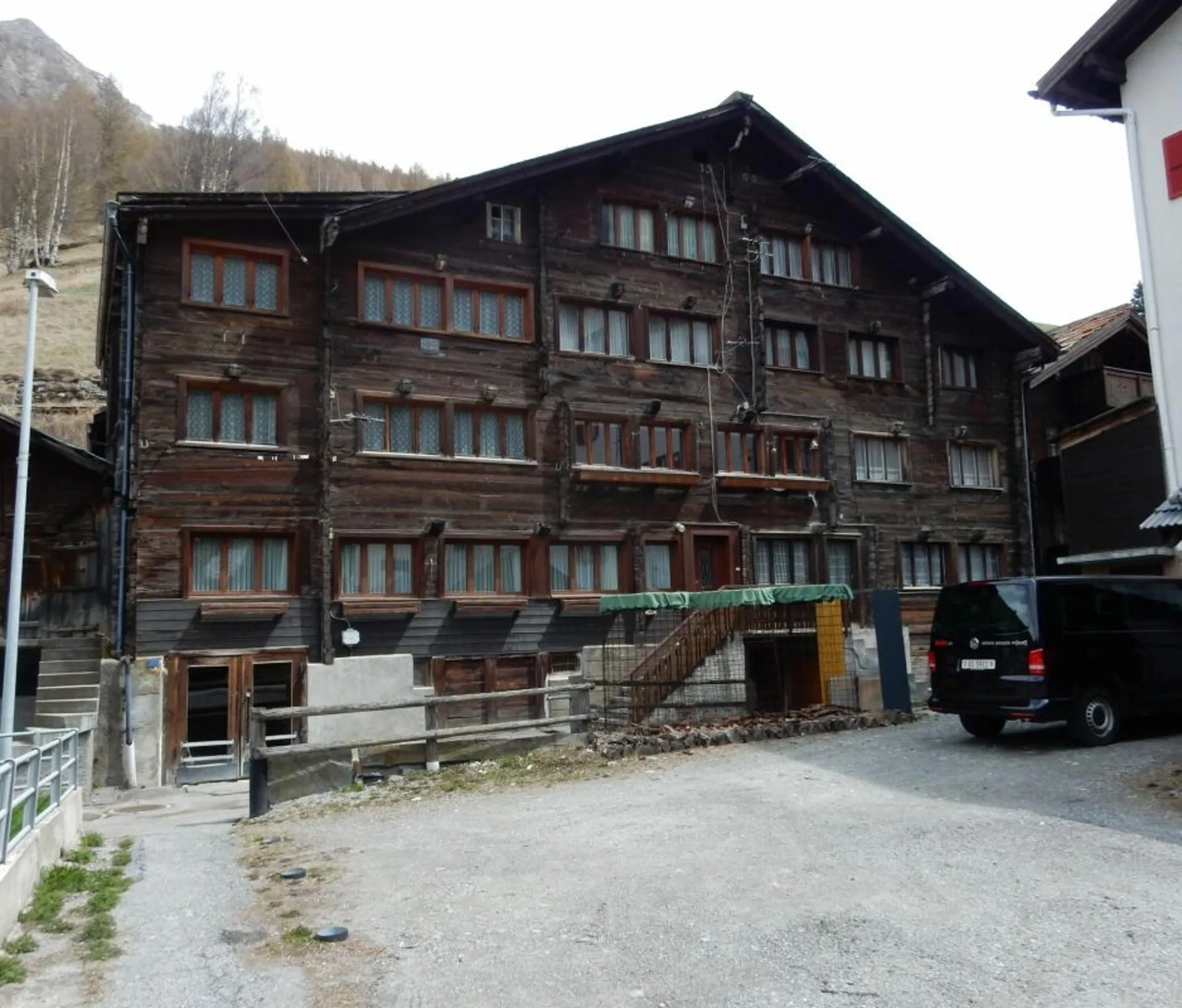 2 geräumige 2.5 Zimmerwohnungen in altem Walliserhaus, aus dem Jahr 1903 im alten Saas-Grund.