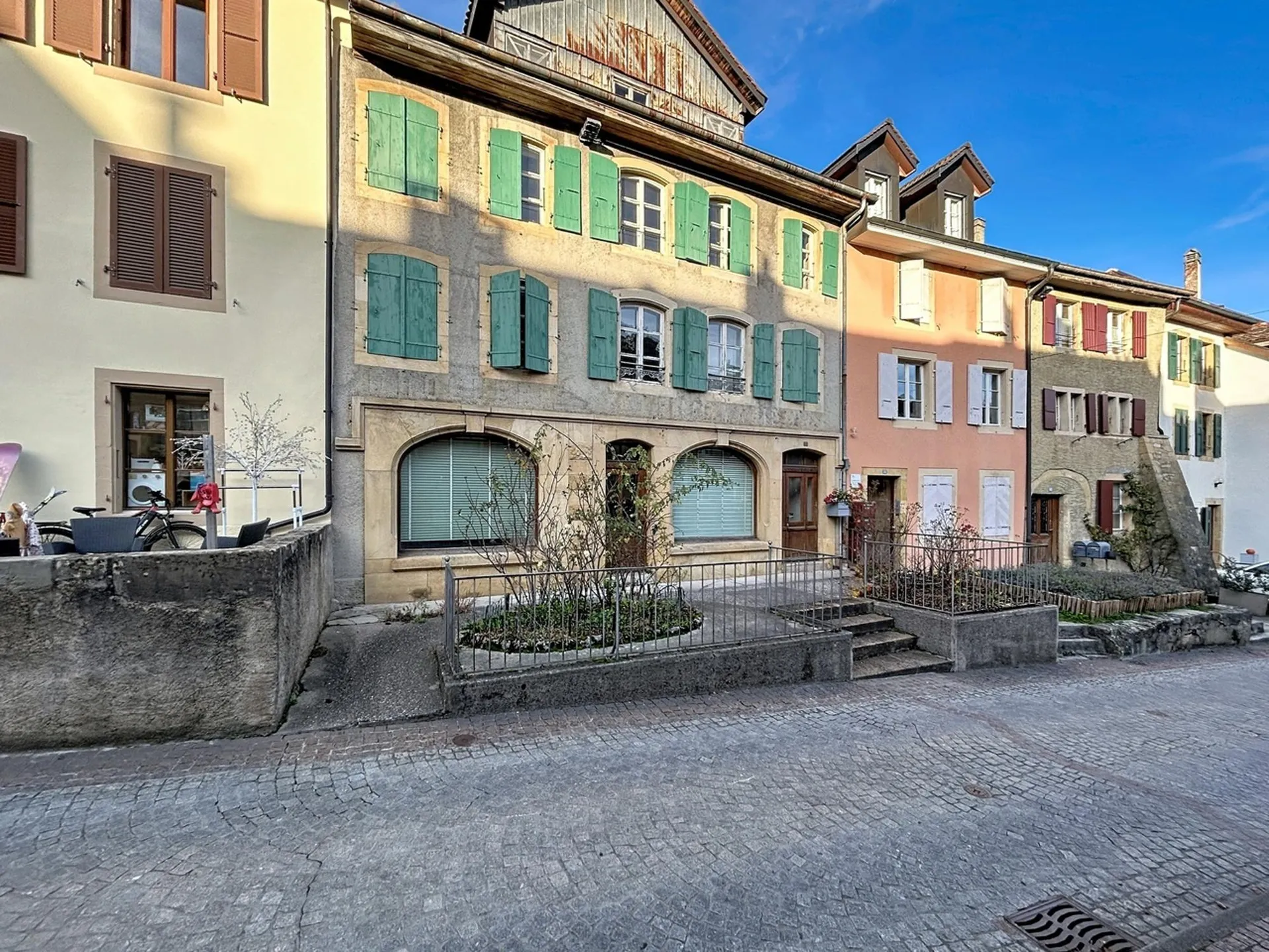 Immeuble de 3 niveaux plus combles avec de très beaux jardins.