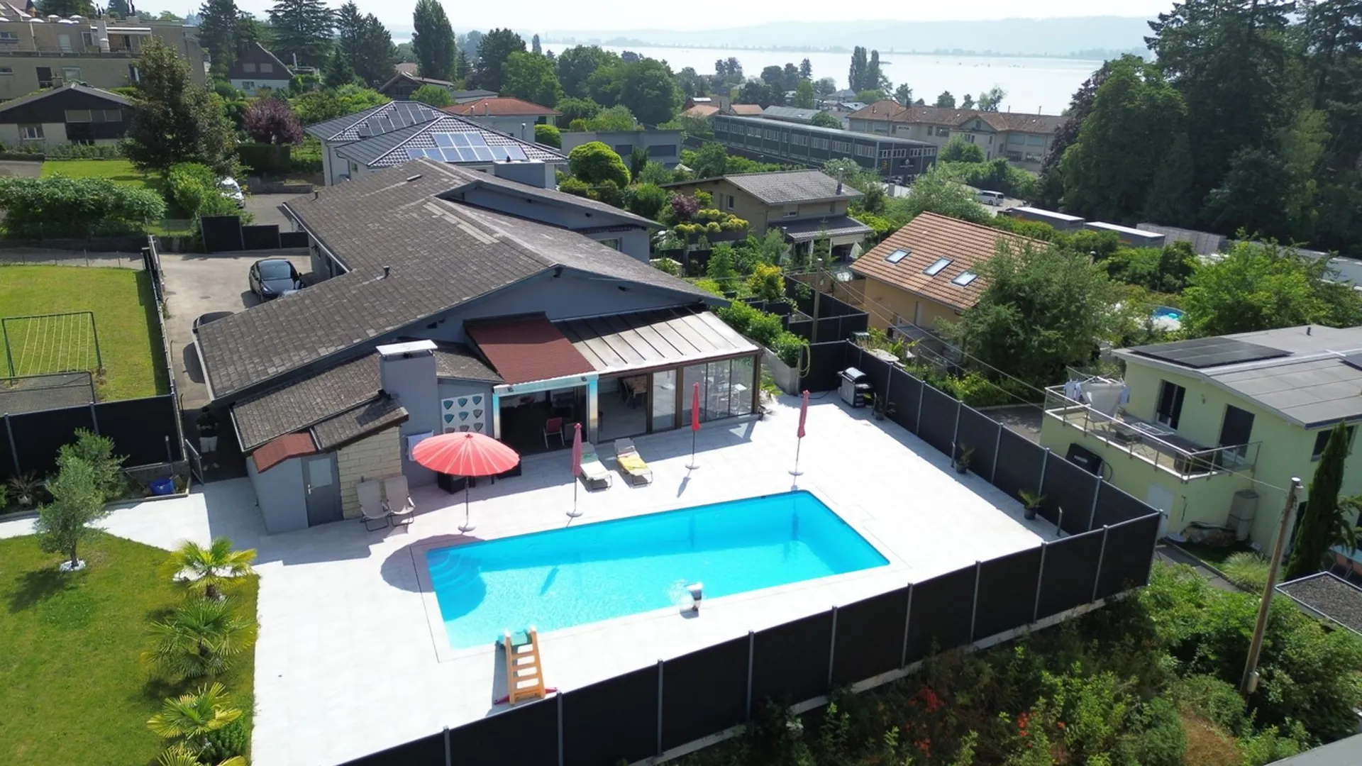 Propriété familiale de 8 pièces avec piscine et vue partielle lac