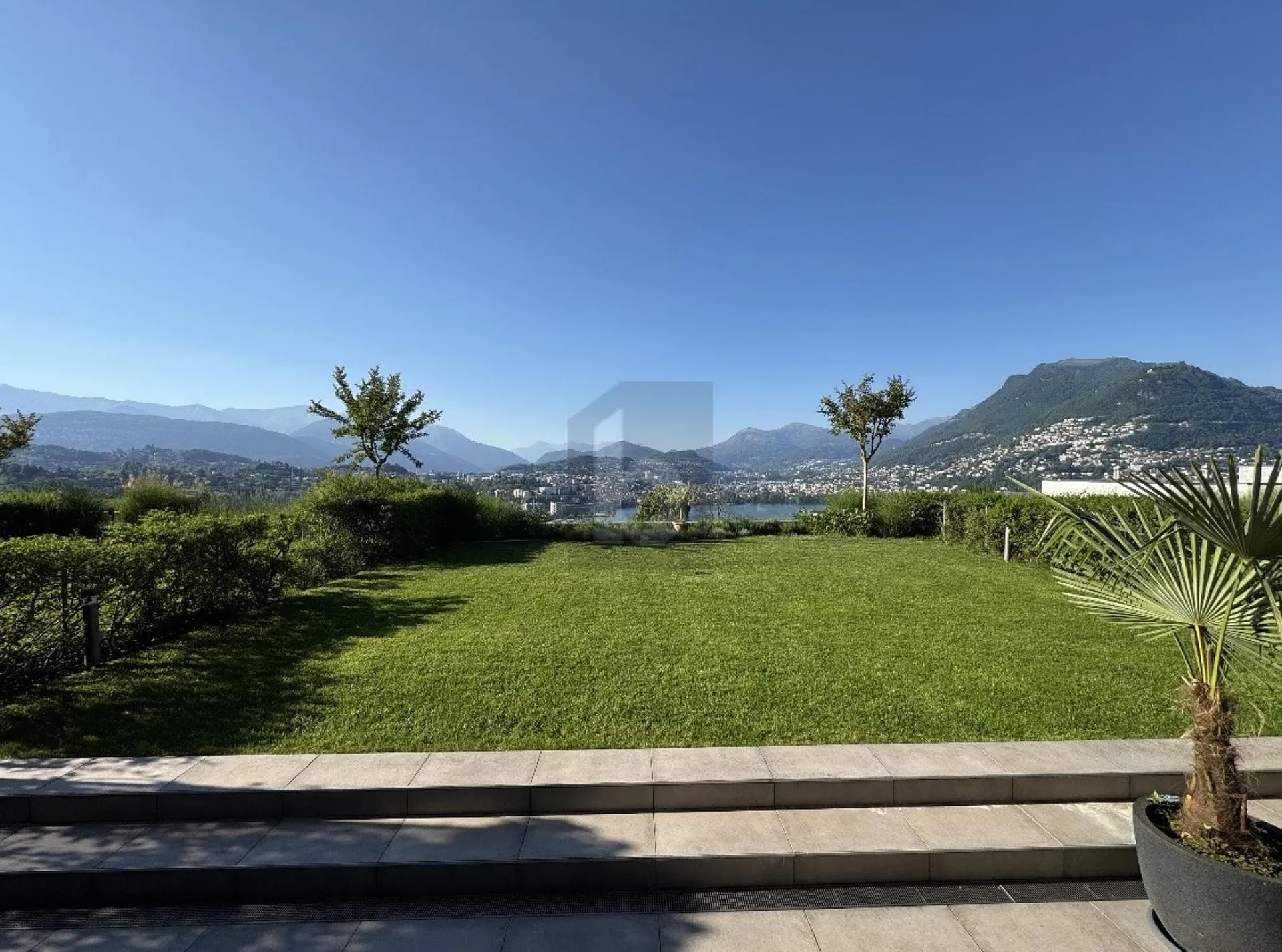 ESCLUSIVO, LUSSUOSO & CON VISTA LAGO