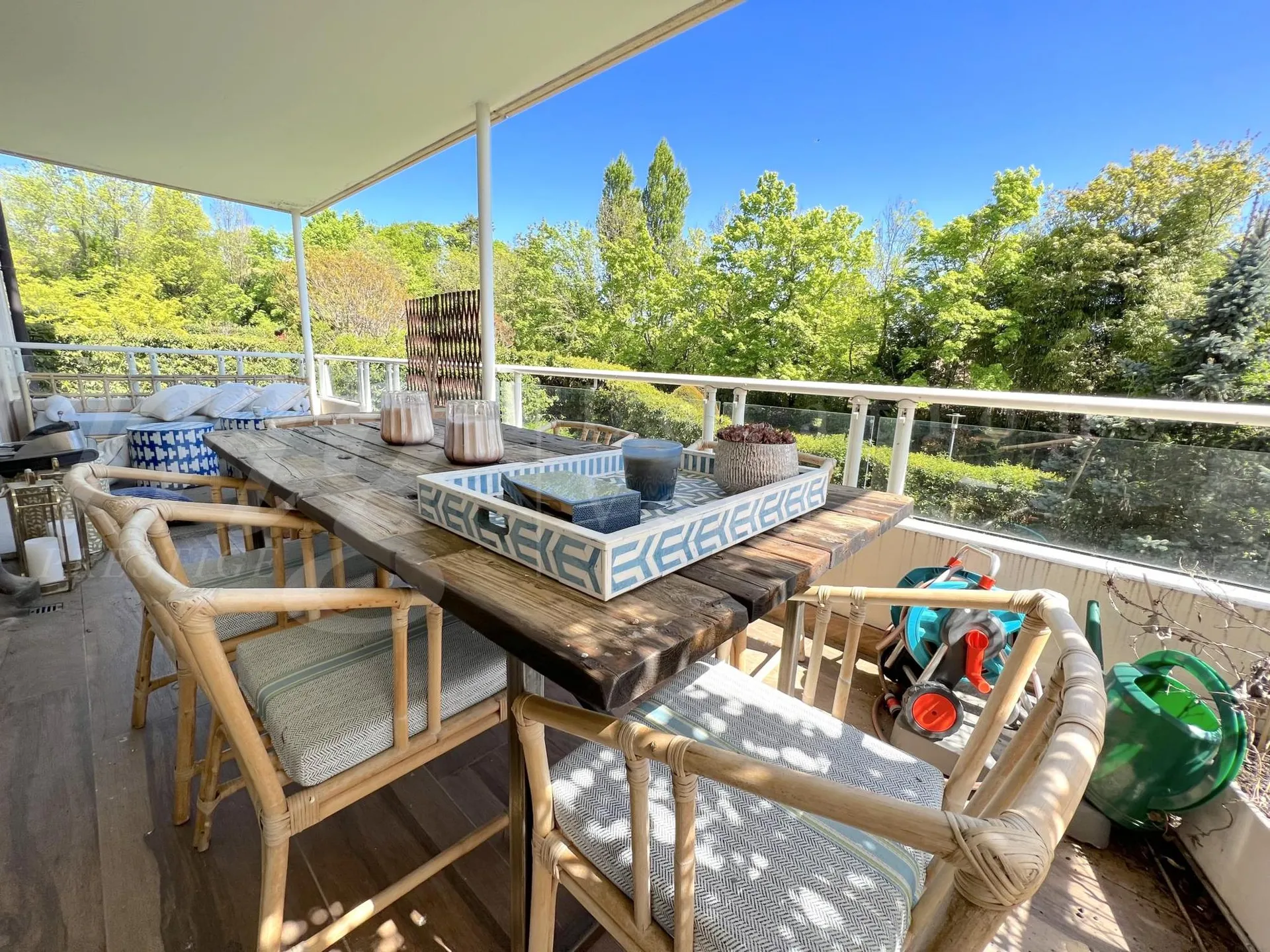 PROCHE VILLAGE ! SUPERBE APPARTEMENT DE 250 m2 AVEC LARGE TERRASSE ET VUE DEGAGEE