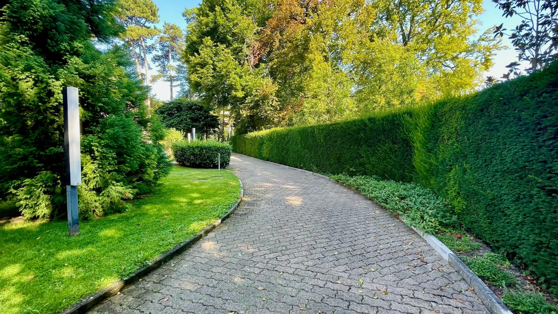 Duplex-attique d'exception avec terrasses panoramiques et parc privé.