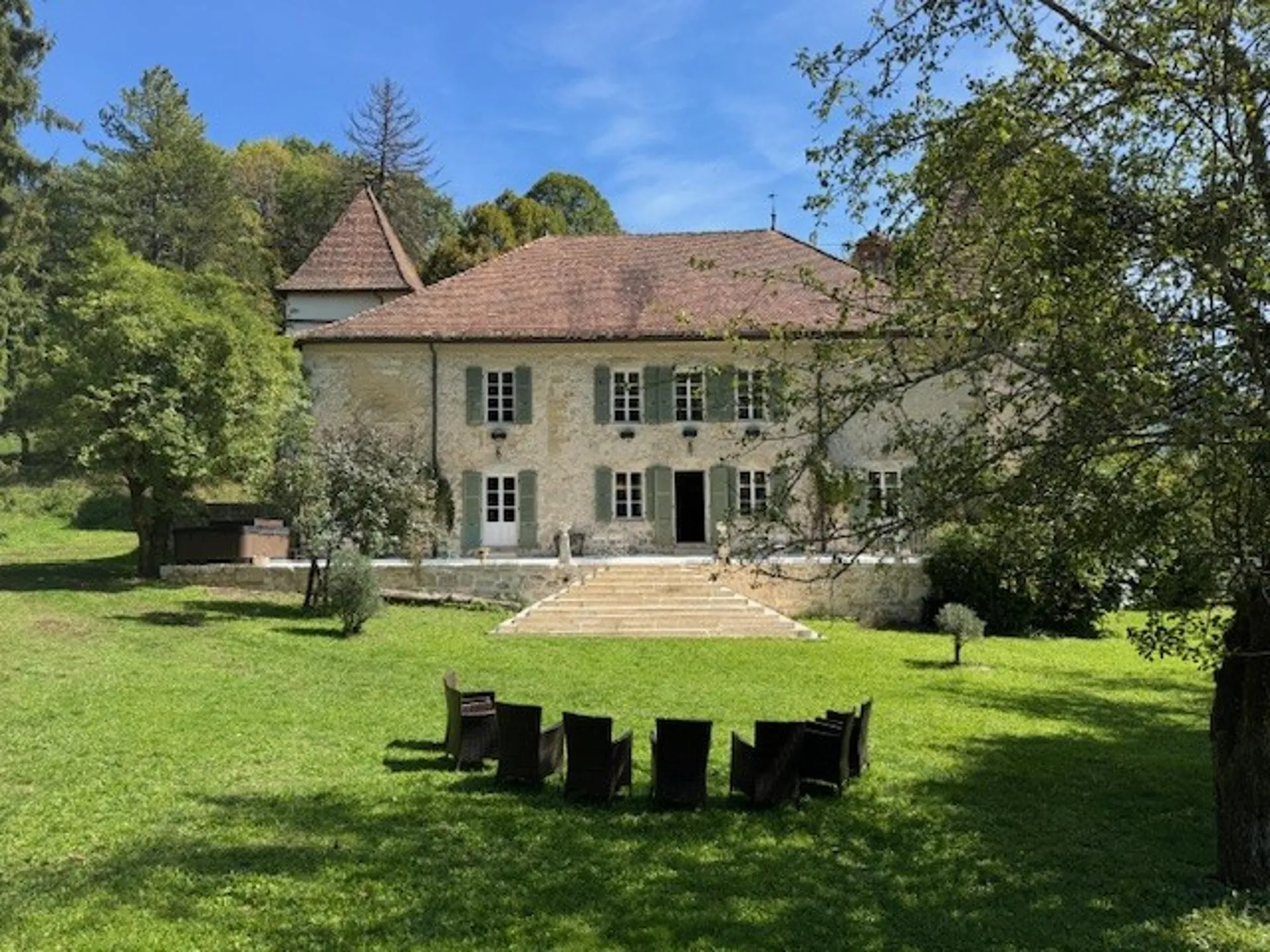 En France voisine -  à une heure de Genève .A vendre magnifique château-