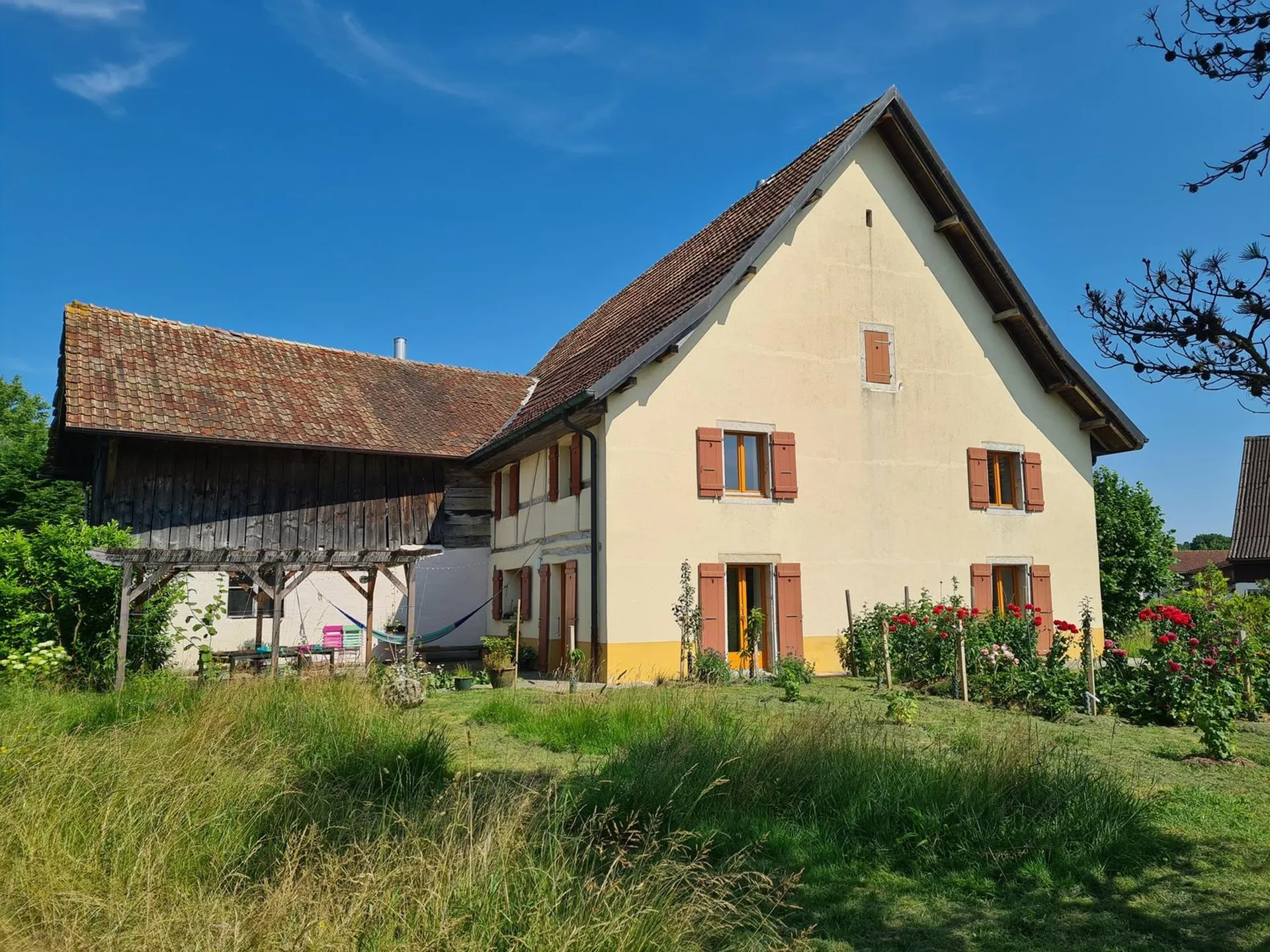 Spacieuse maison avec jardin, garage, grange / Geräumiges Haus mit Garten, Garage, Scheune