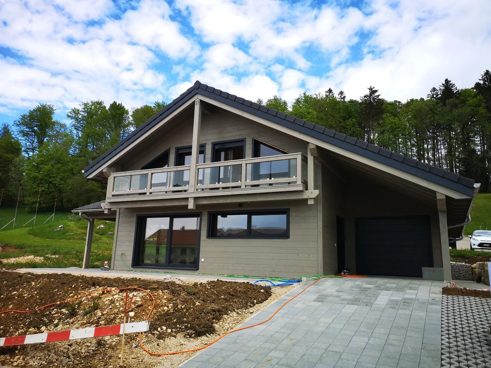 Maison moderne en madrier thermo-chauffé, avec garage, terrasse et jardin