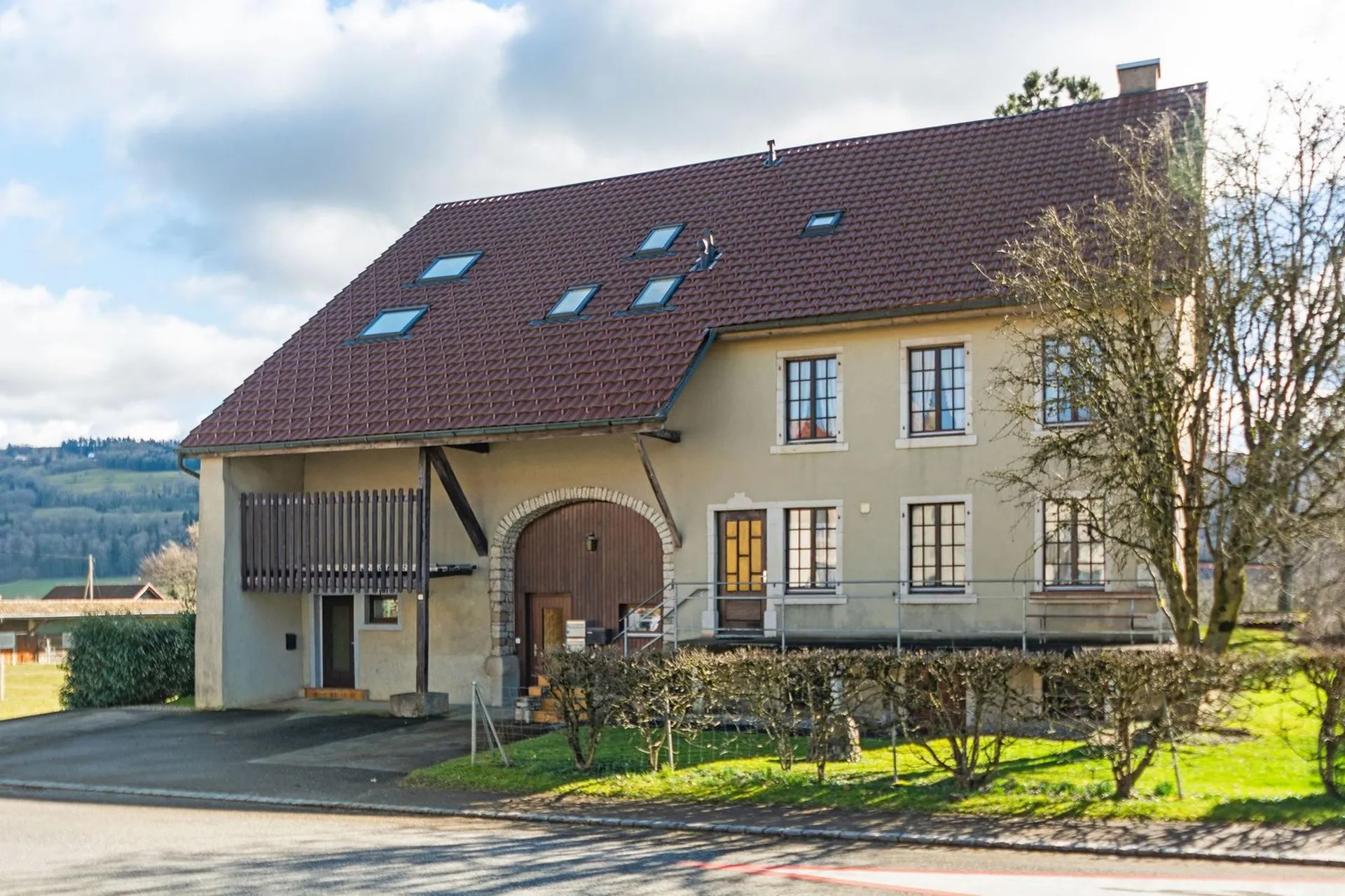 Grande maison de 5 logements à rénover à Réclère