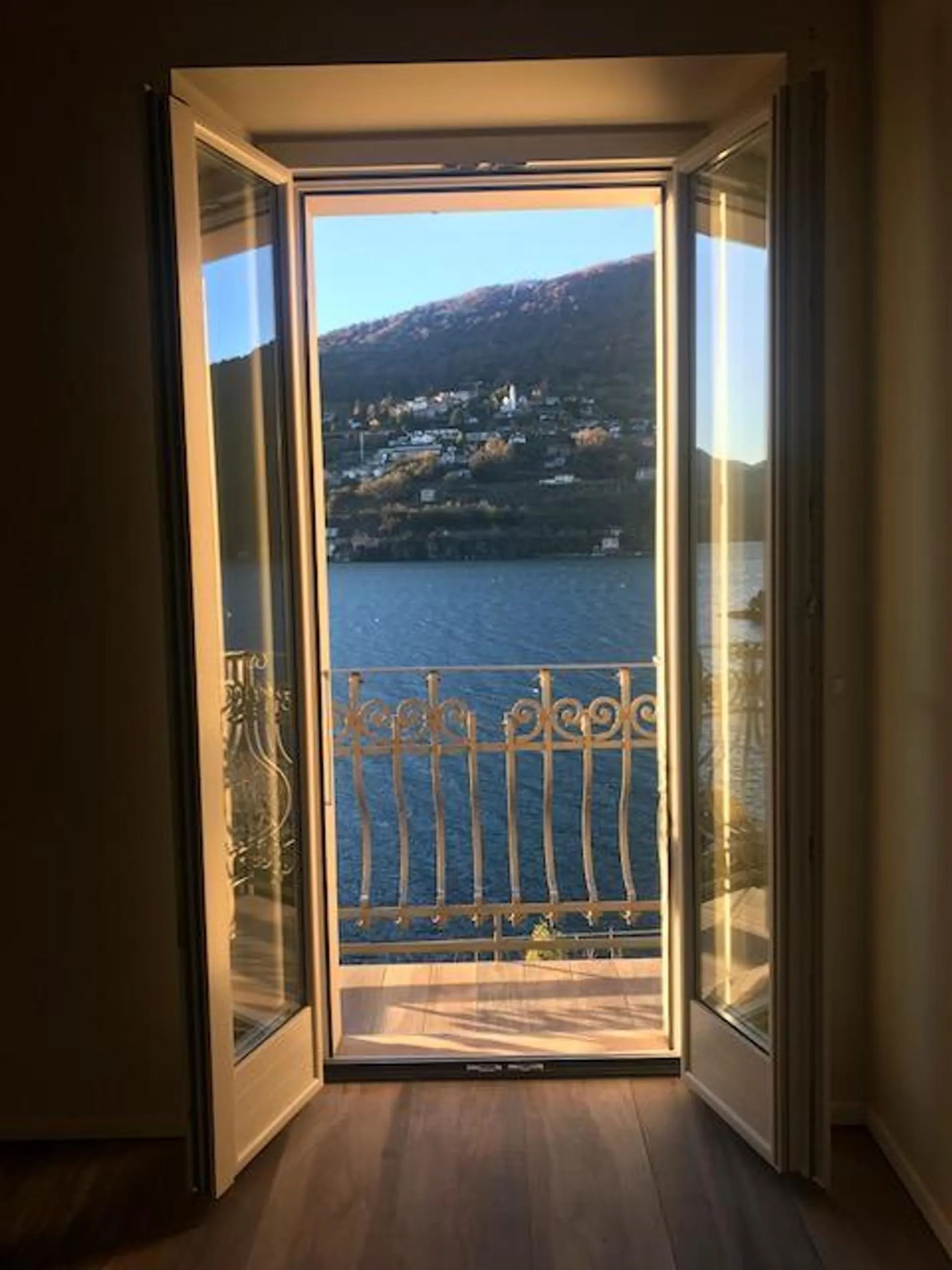 Attico con stupenda vista lago in casa di soli 3 appartamenti