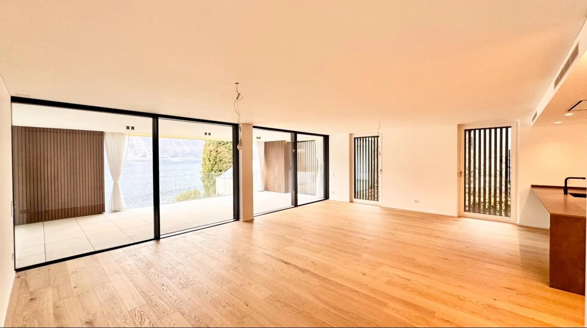 3726 - DIRECTLY ON THE LAKE - ONLY FIRST RESIDENCE - LUXUS APARTMENT WITH PRIVATE BEACH