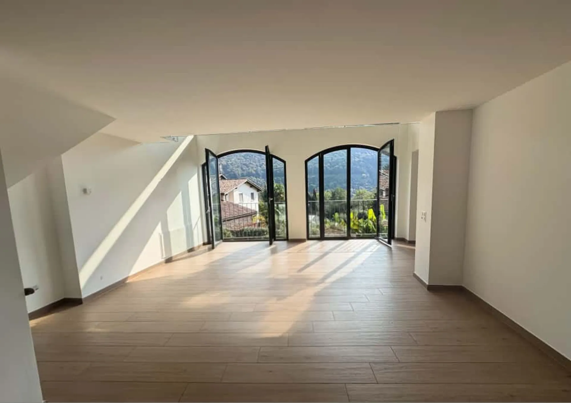 Elegante Duplex di 4.5 Locali con Vista Panoramica a Barbengo
