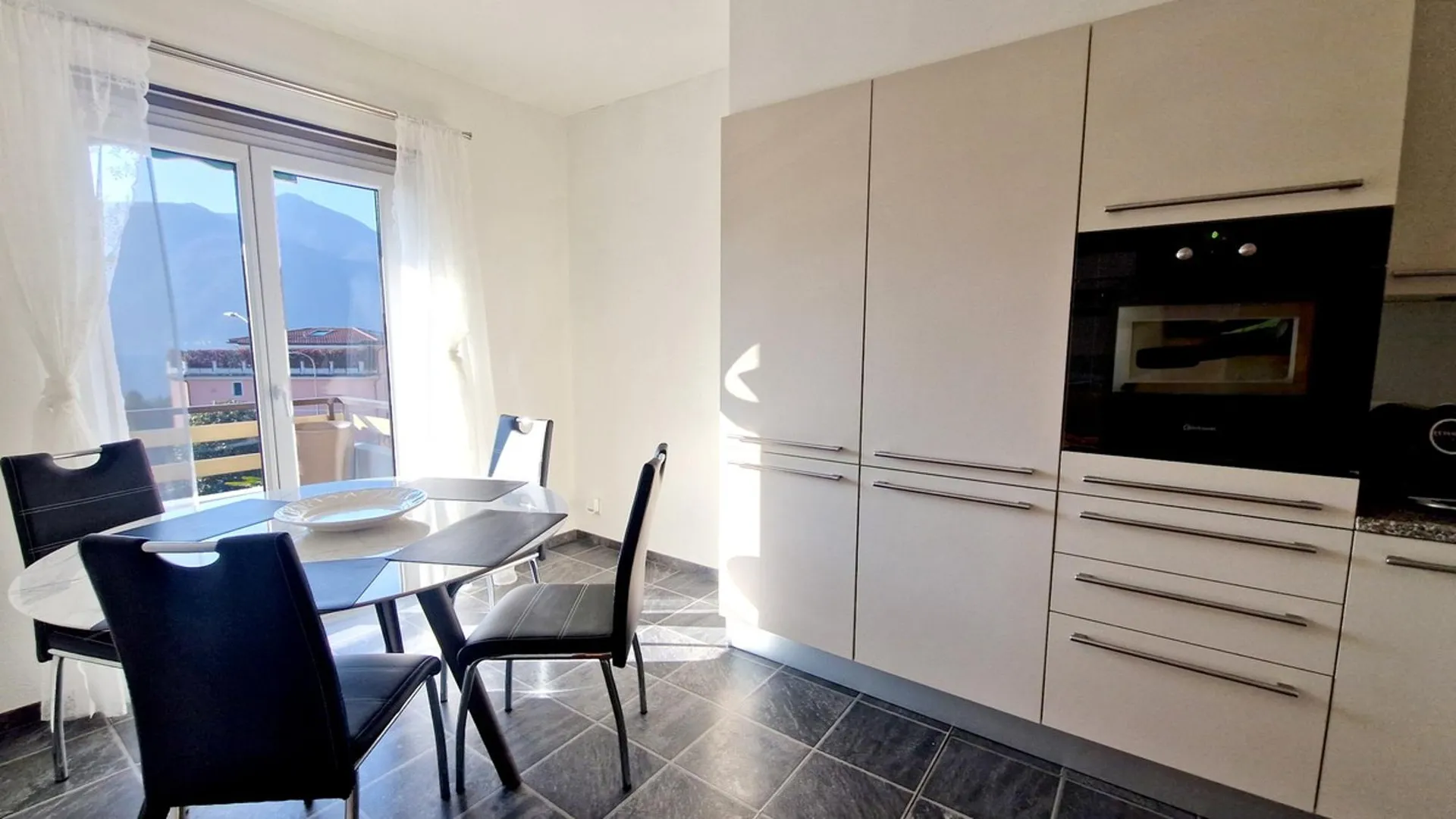 Bel 3,5 in posizione strategica con balcone coperto vista lago.