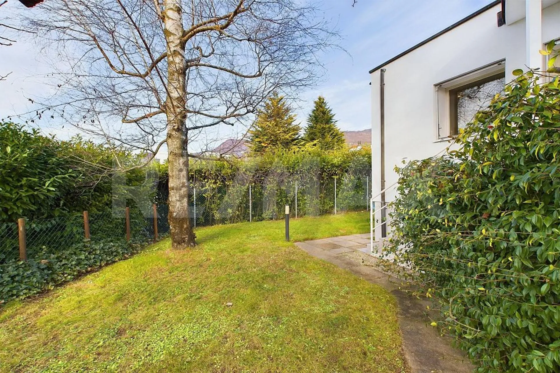 Casa con giardino in posizione residenziale esclusiva e riservata (Dino)