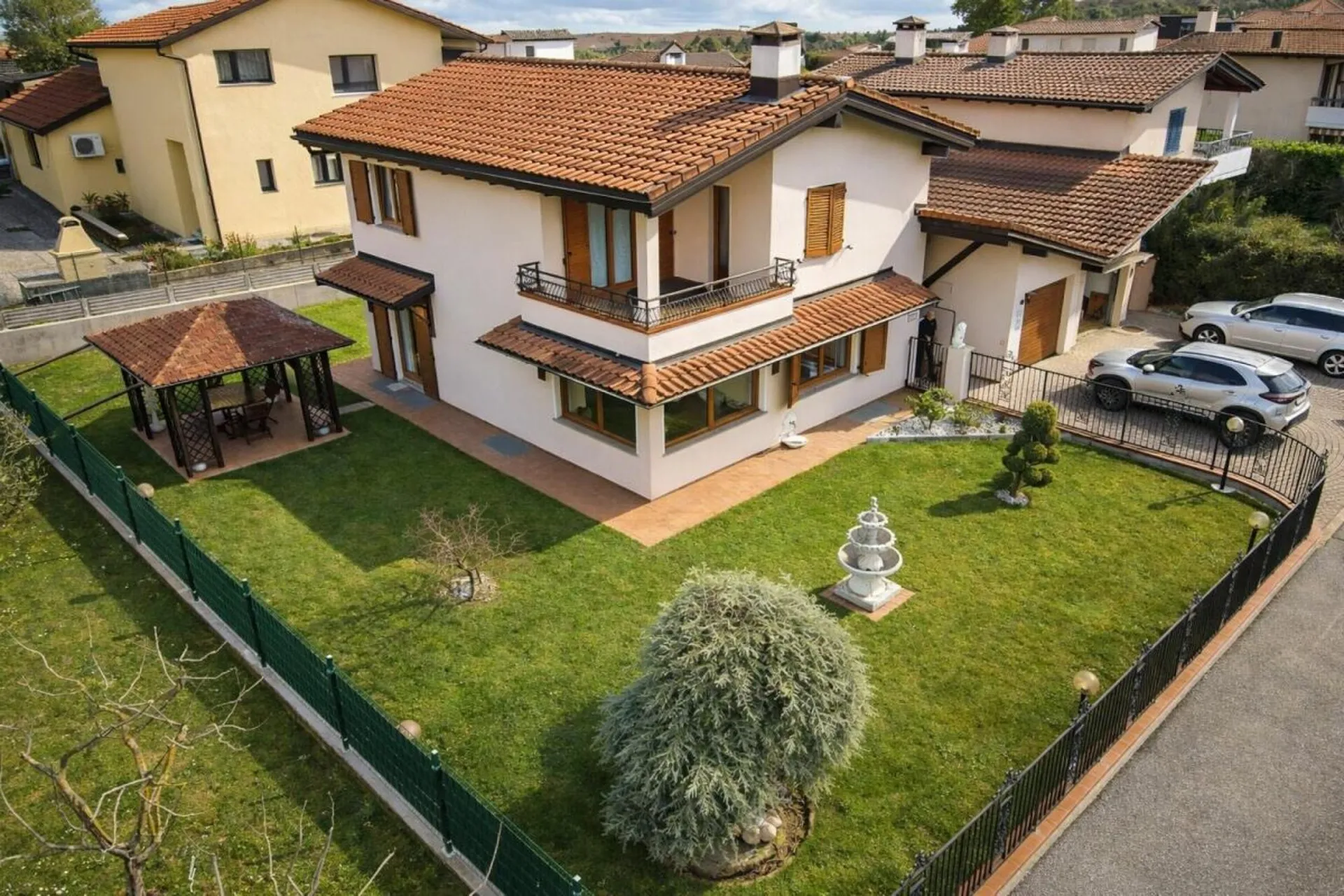 Splendida casa unifamiliare con giardino ben curato in zona soleggiata e servita