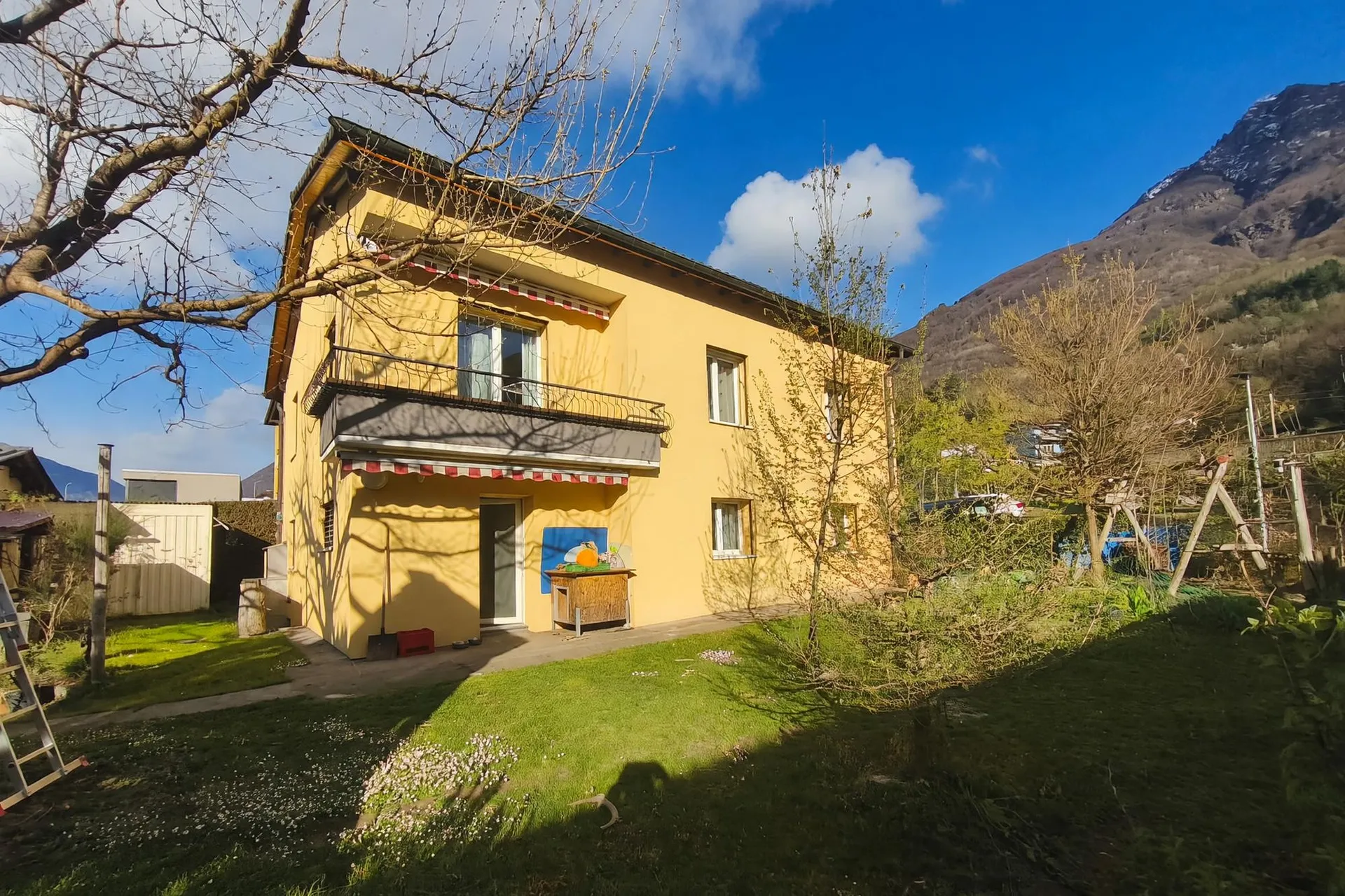 Graziosa villetta 5,5 con ampio giardino e grottino con camino