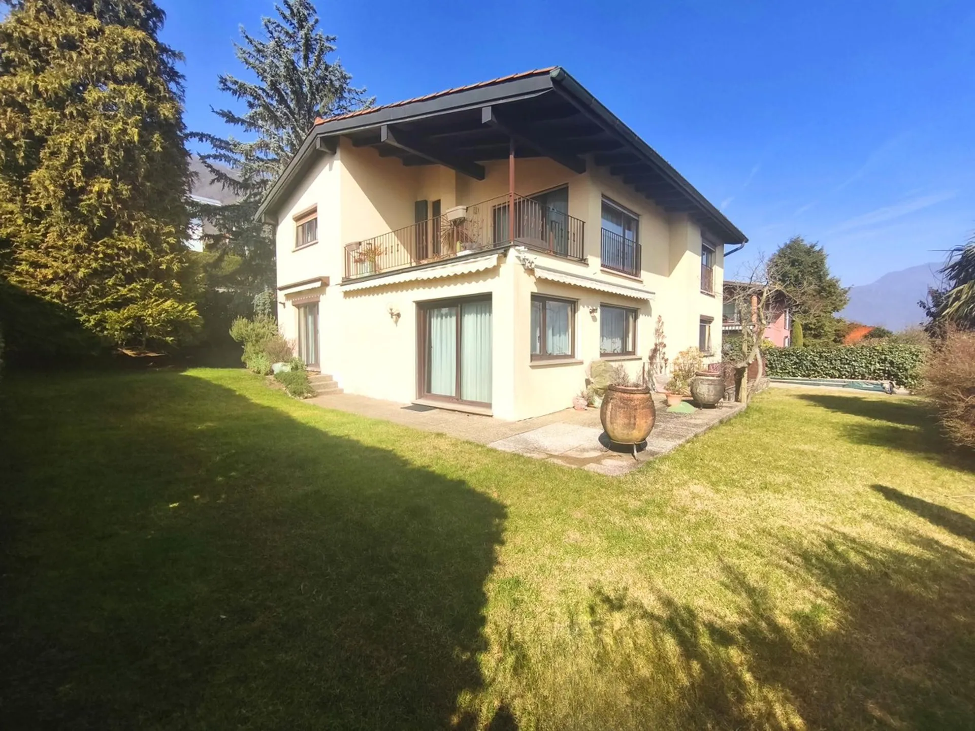 Magnifica villa panoramica 8,5 con ampi spazi e meraviglioso giardino.
