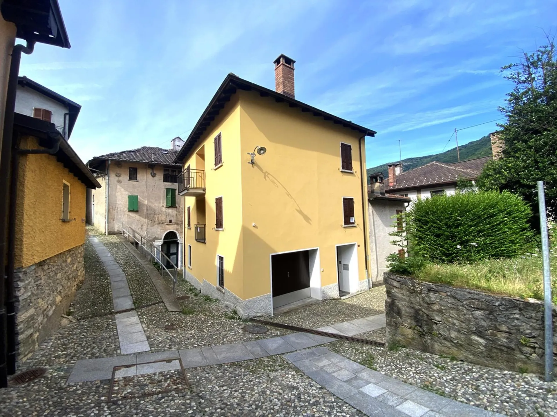 Casa di nucleo 4,5 ristrutturata con grottino, due camini e balconi.