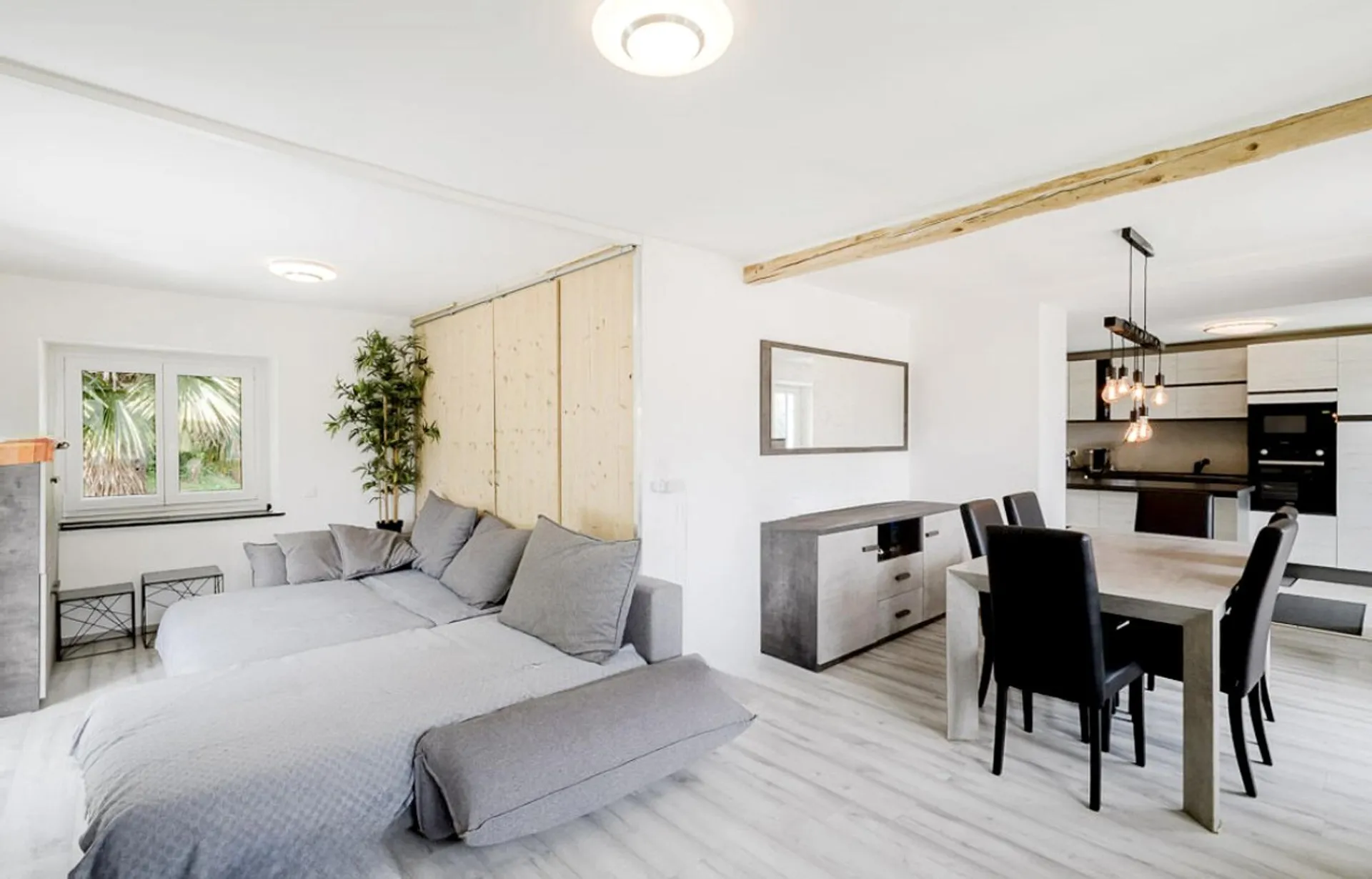 Casa di nucleo con 3,5, 2,5, studio indipendente, giardino e balconi.