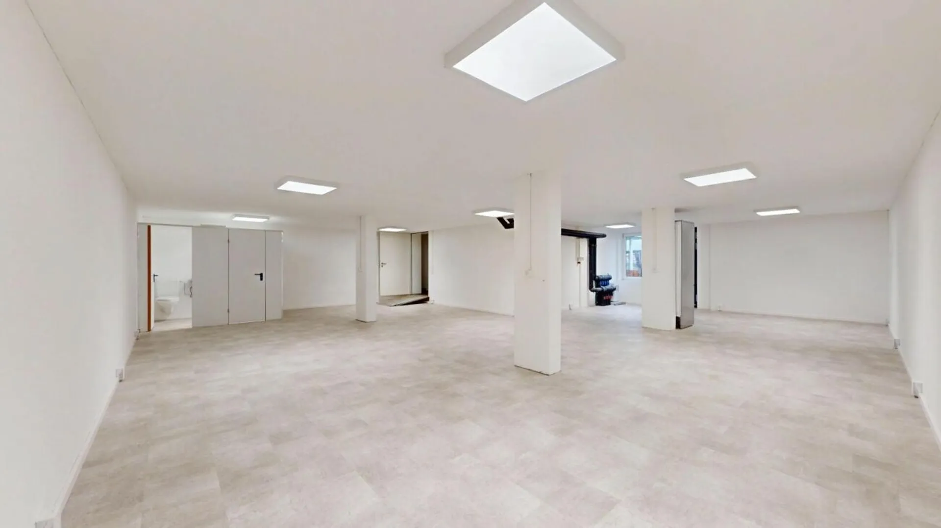 Viel Raum für Ihre Ideen - 96 m² Hobby- / Lagerfläche mit eigener Toilette & Terrasse