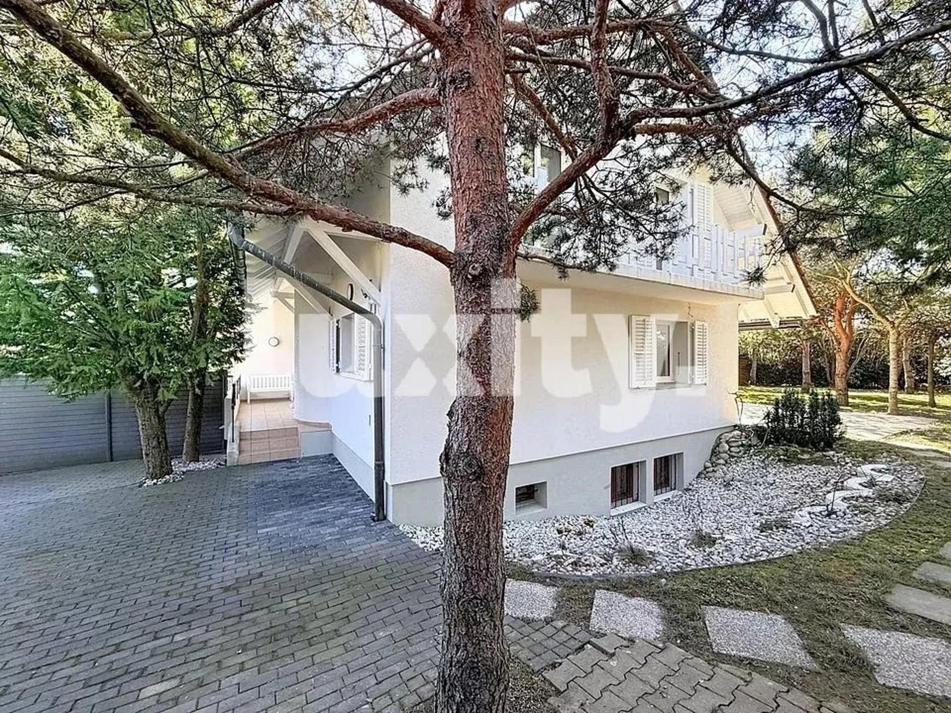 Elégante Villa avec vaste jardin et studio privé,un havre de tranquillité.