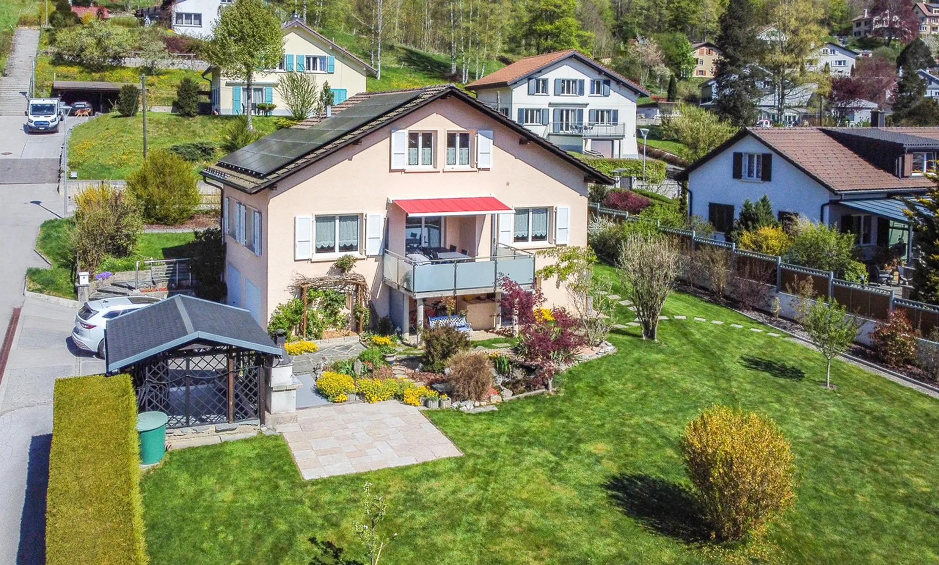 Jolie villa lumineuse avec grand jardin et garages à Couvet
