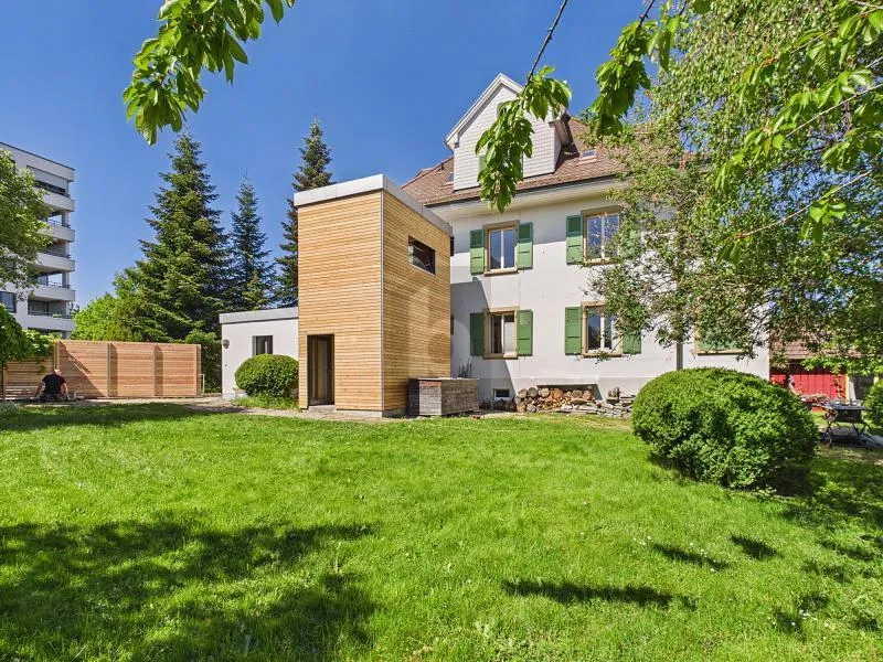 GROSSZÜGIG, MIT AUSSICHT UND PRIVATEM GARTEN