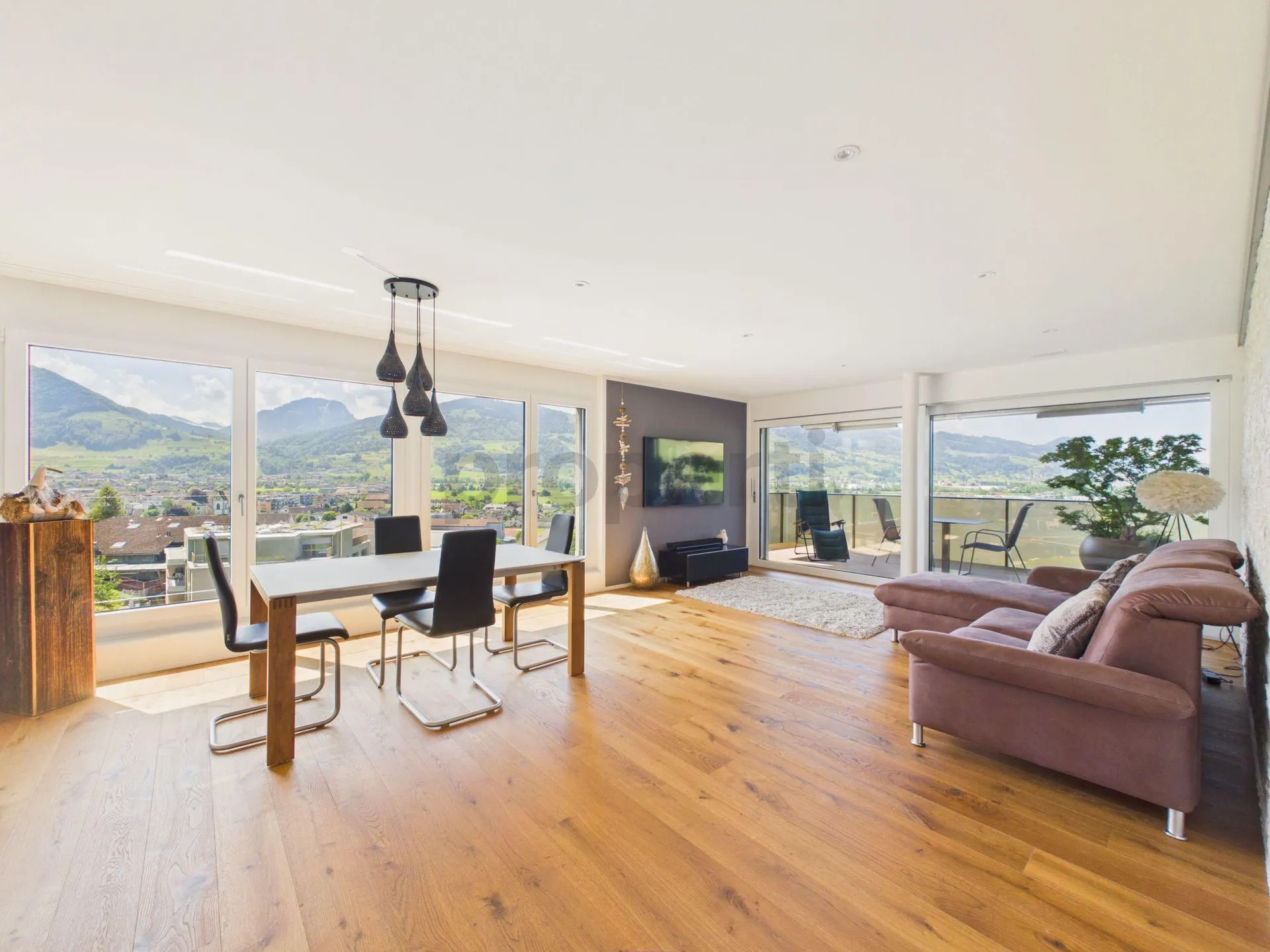 Moderne und lichtdurchflutete 4.5-Zimmer-Eigentumswohnung mit Weitsicht in Wangen nahe Golfplatz Zürichsee