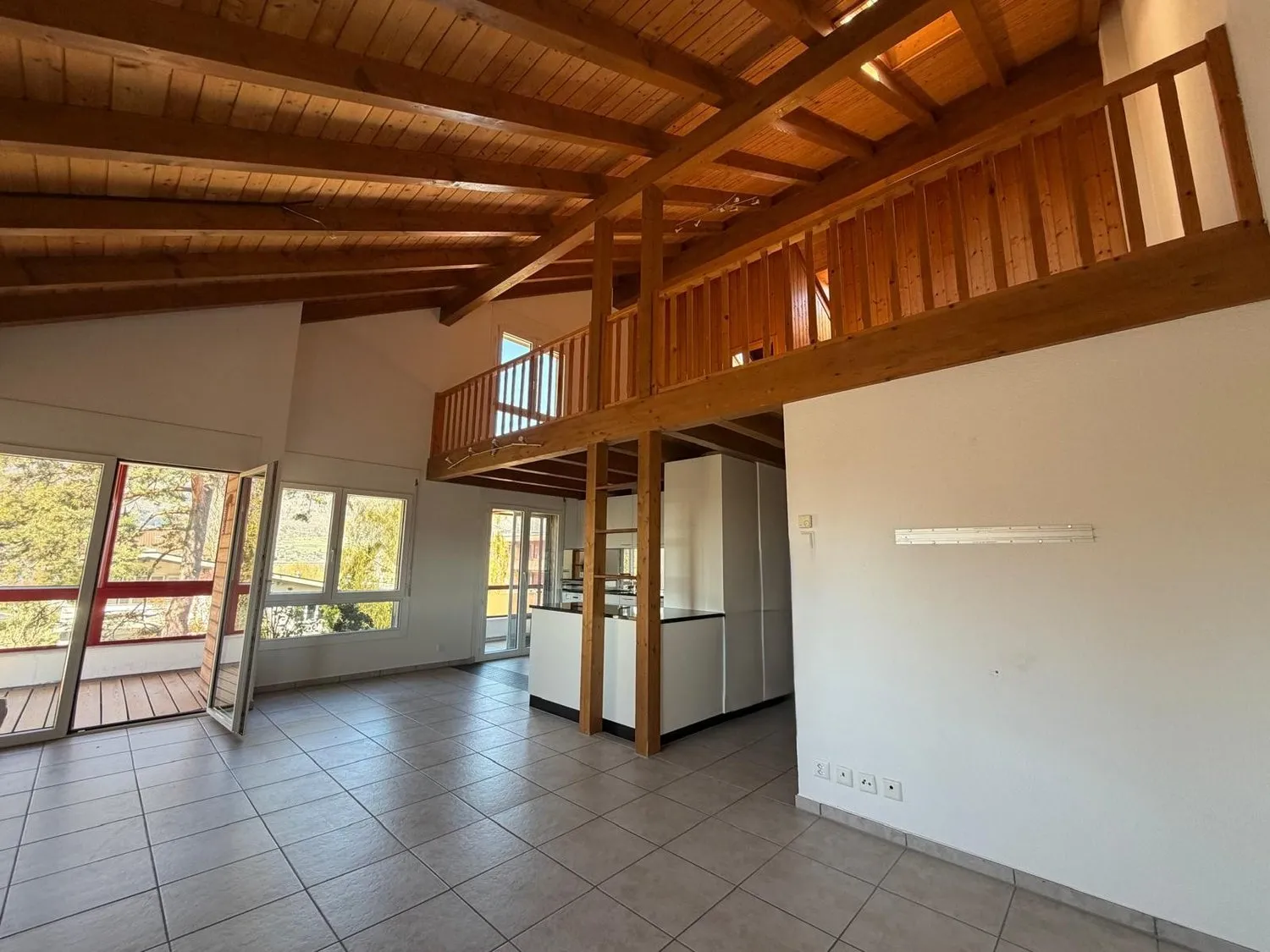 Helle und grosszügige 4.5-Zimmer-Galeriewohnung mit Balkon und Wintergarten