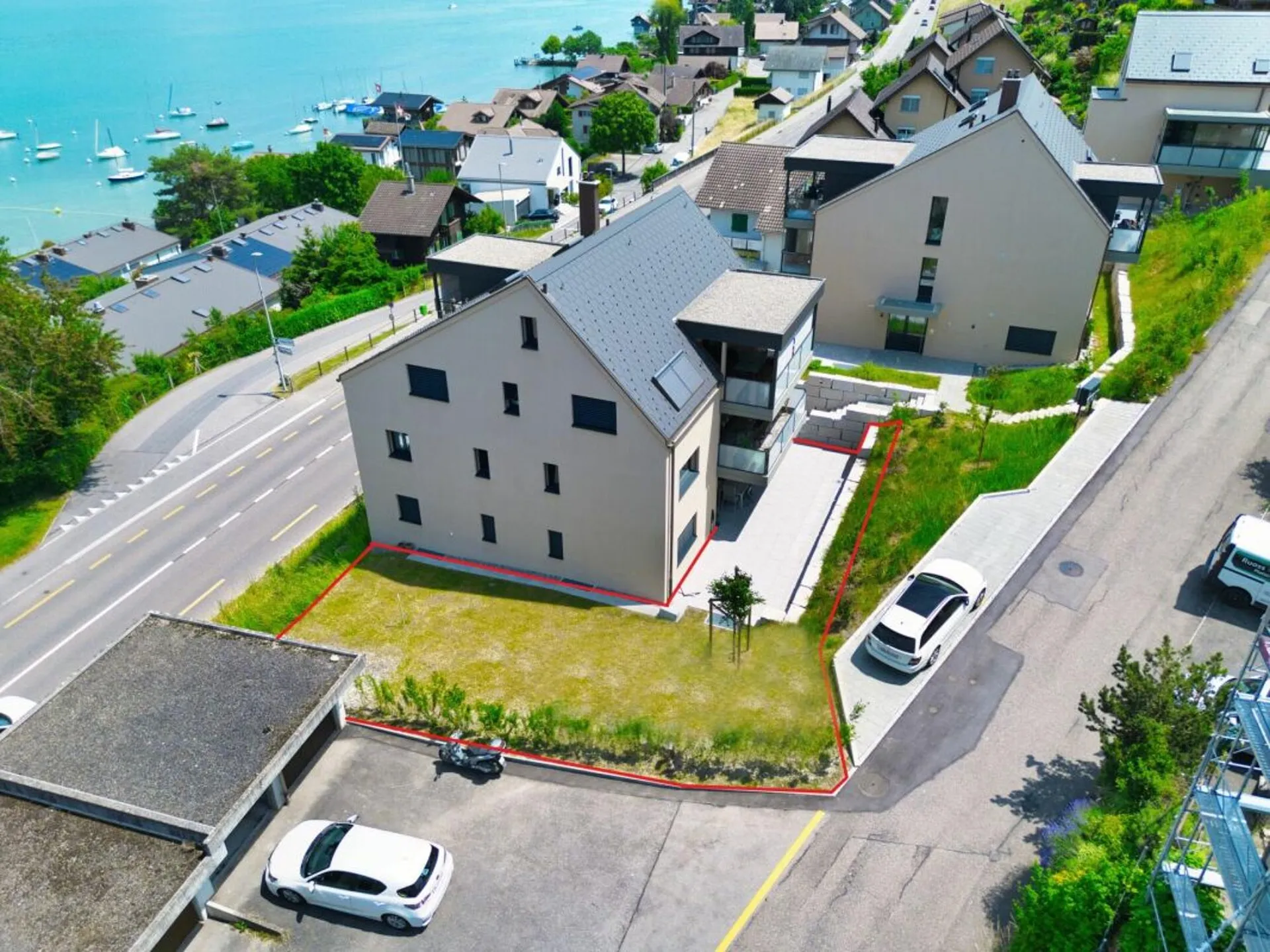 Neubau-Gartenwohnung mit 235 m² Aussenbereich & Seesicht - wenige Schritte zum Strandbad