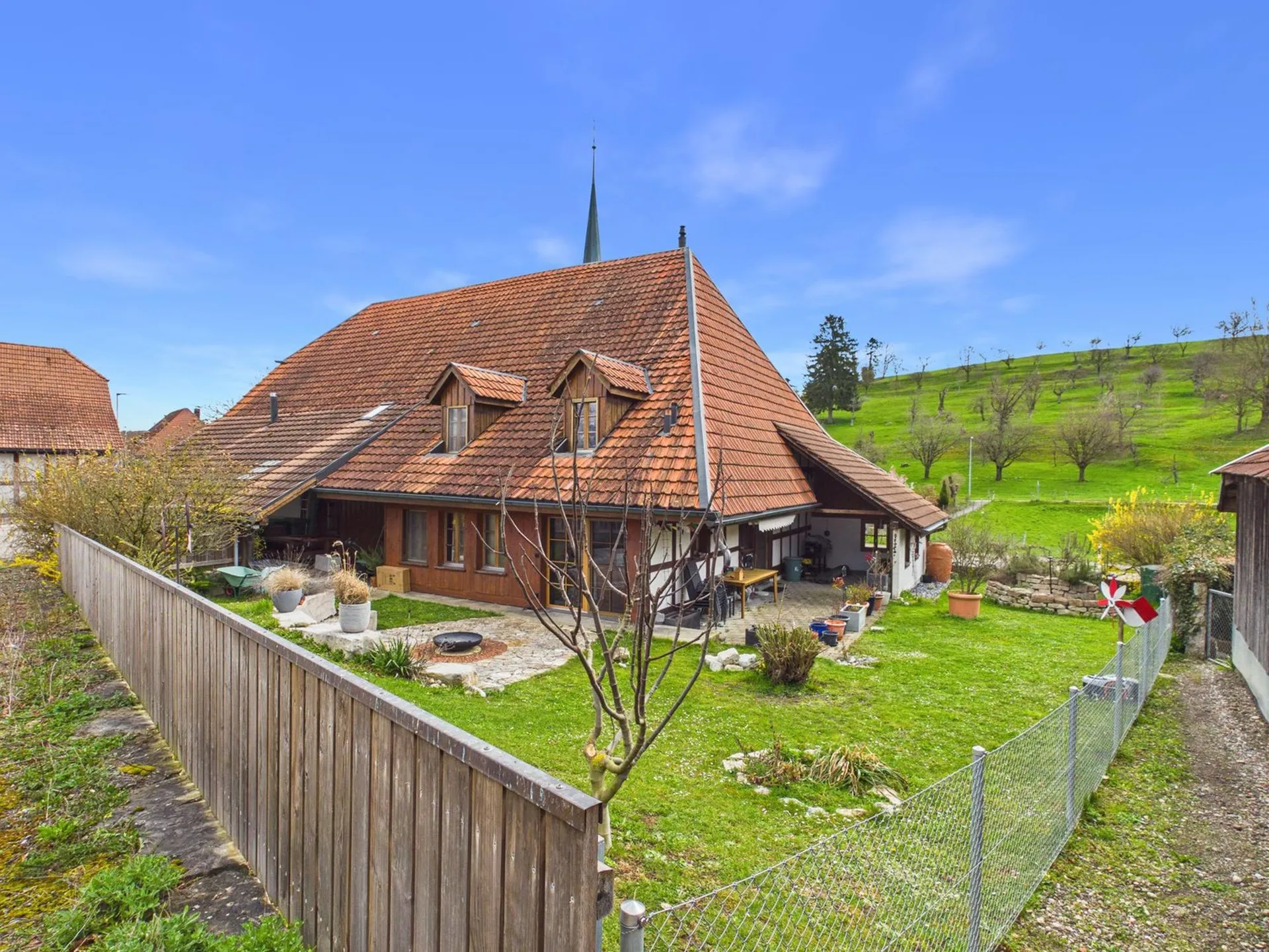 Charmantes 5.5-Zimmer-Bauernhaus in ruhiger Lage von Leuzigen