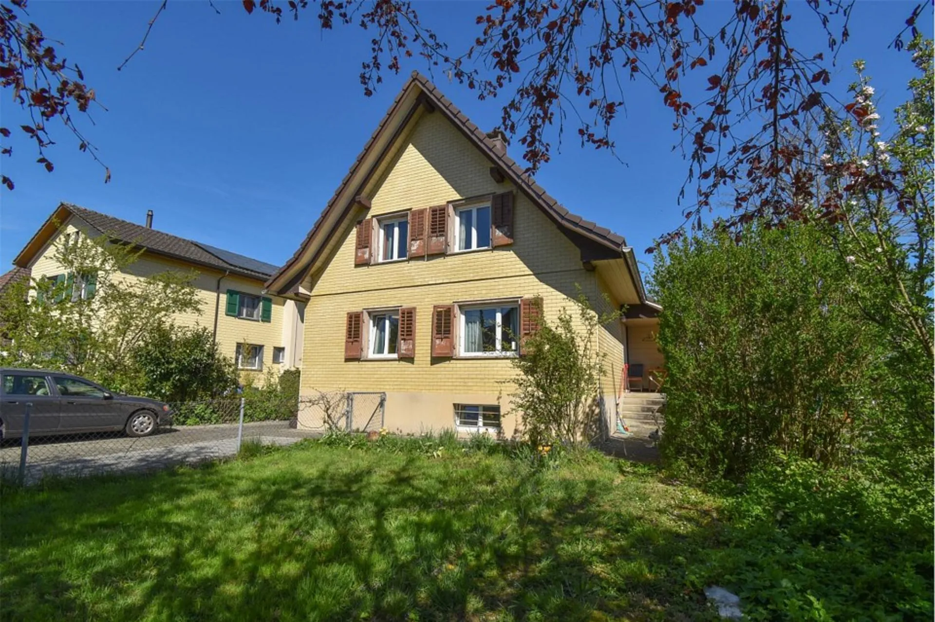 4½ Zimmer Einfamilienhaus an sonniger, ruhiger Lage. Solide Bausubstanz für weiterführenden Ausbau.