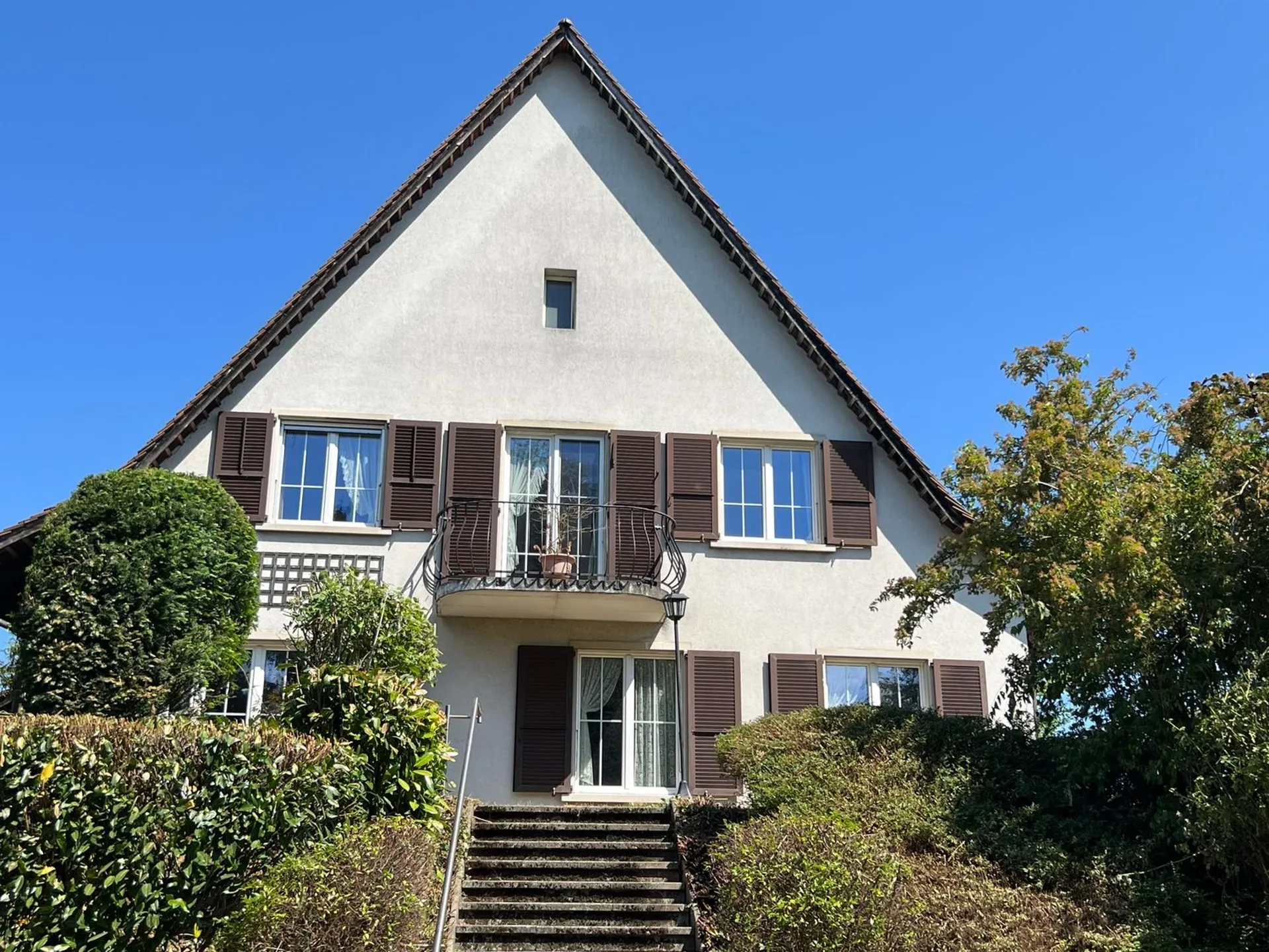 5.5-Zimmer-EFH mit 2000 m² Grundstück - eine Seltenheit in Täuffelen