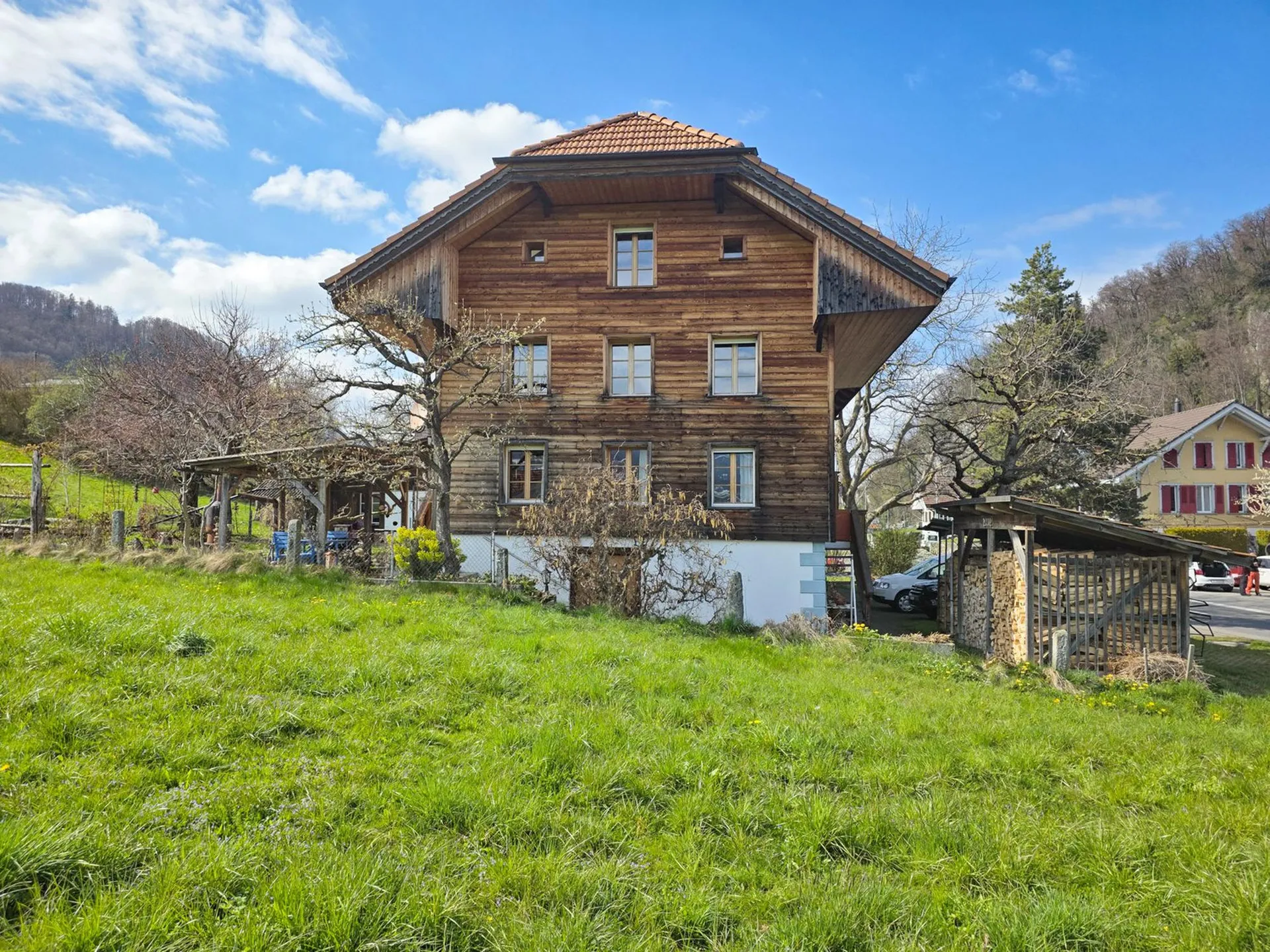 Zweifamilienhaus mit grossem Umschwung