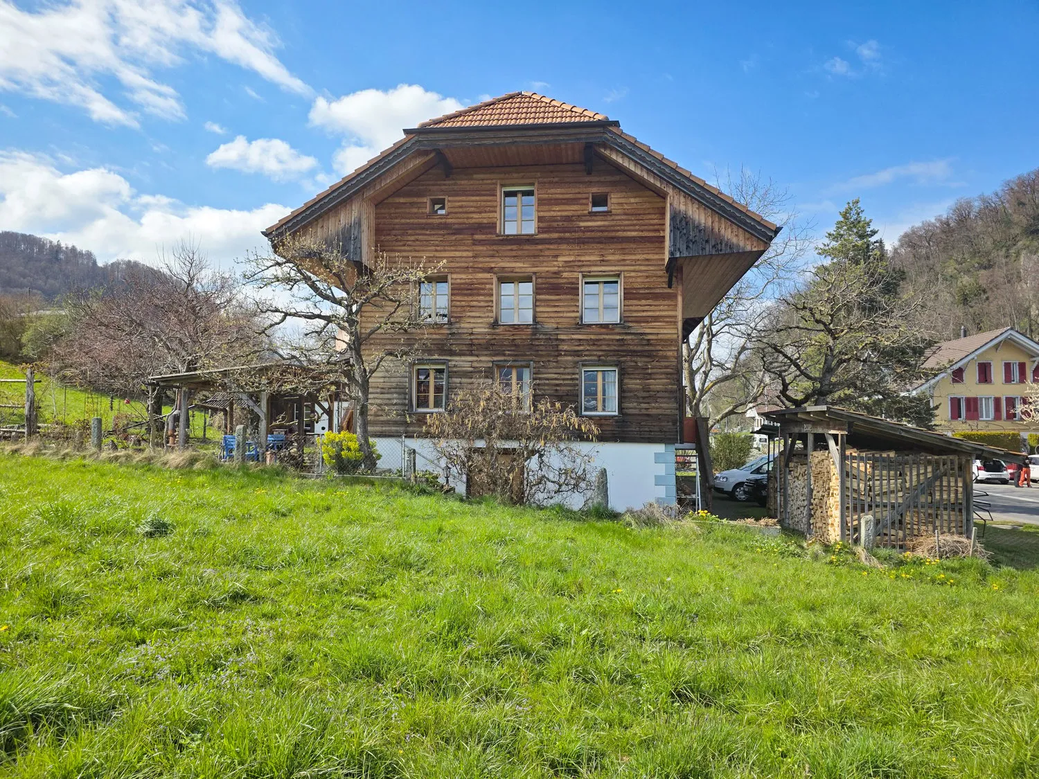 Zweifamilienhaus mit grossem Umschwung