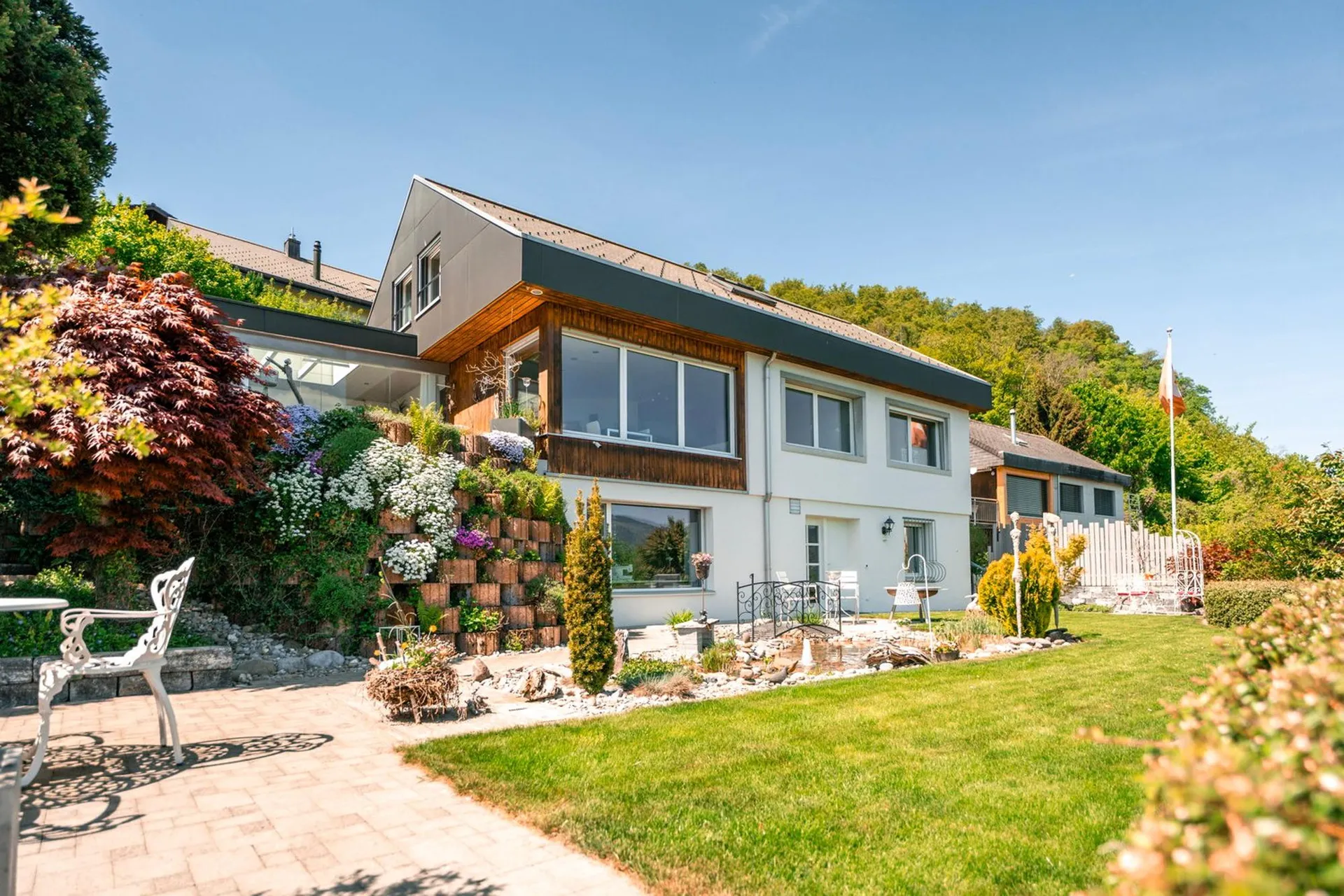 Freistehendes Einfamilienhaus mit Einliegerwohnung und traumhafter Aussicht
