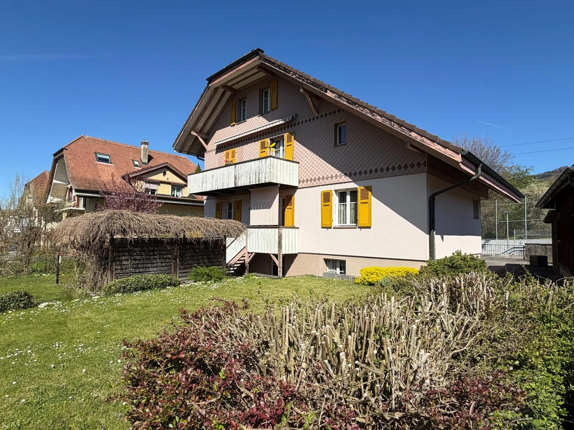 Einfamilienhaus mit Einlegerwohnung und Zimmer