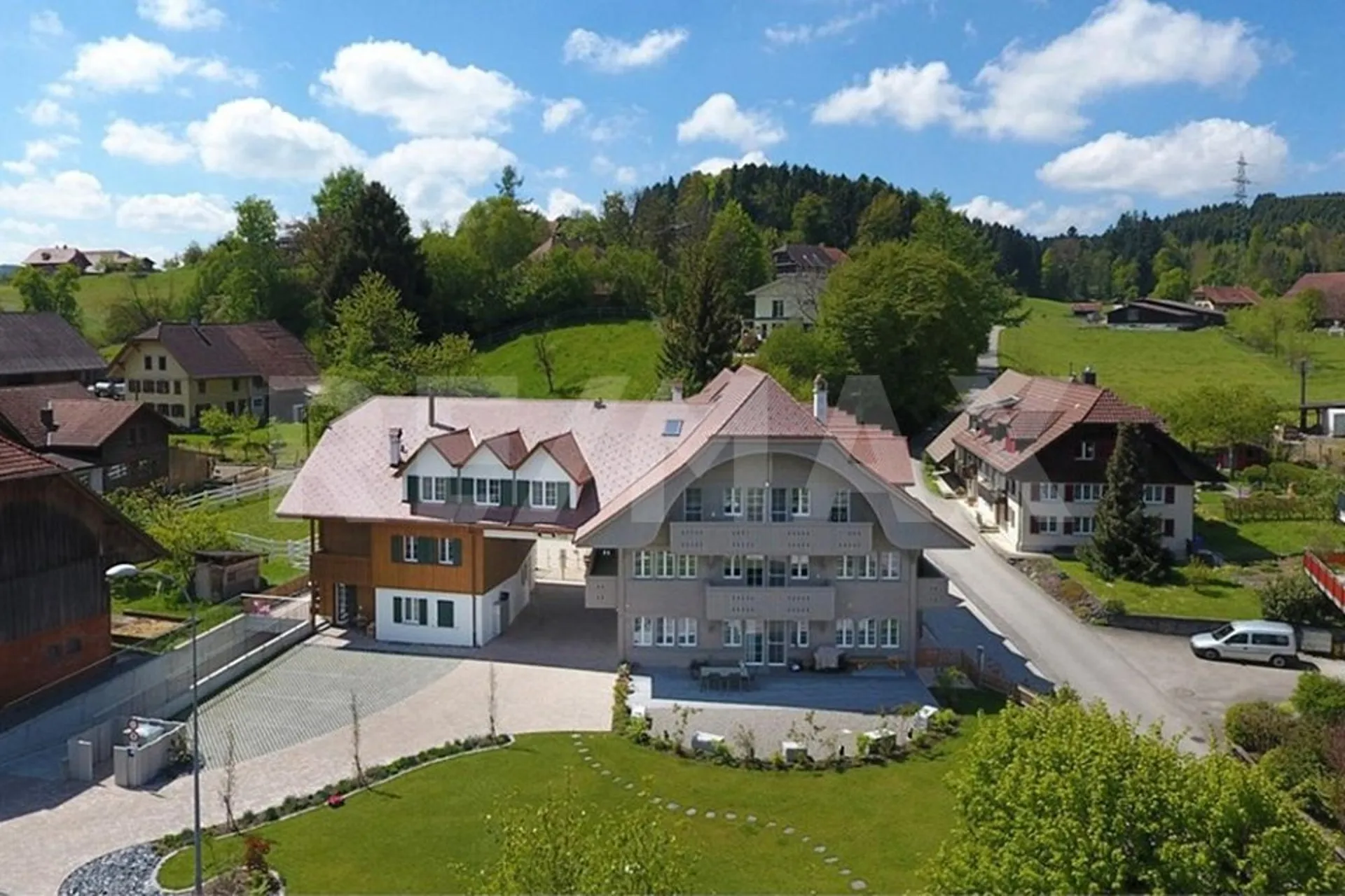 Charmante Liegenschaft mit 7 Wohnungen, 4 Pferdeboxen mit Auslauf, und luxuriösem Wellness-Refugium