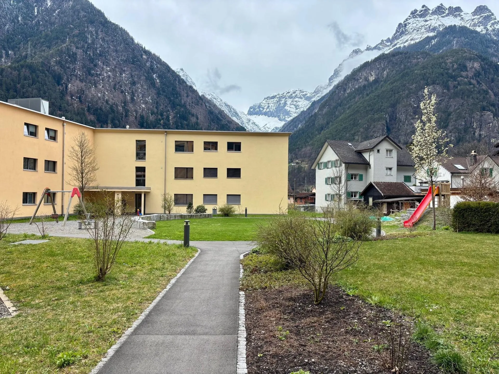 Moderne 2.5-Zimmer-Wohnung mit Bergblick in Erstfeld
