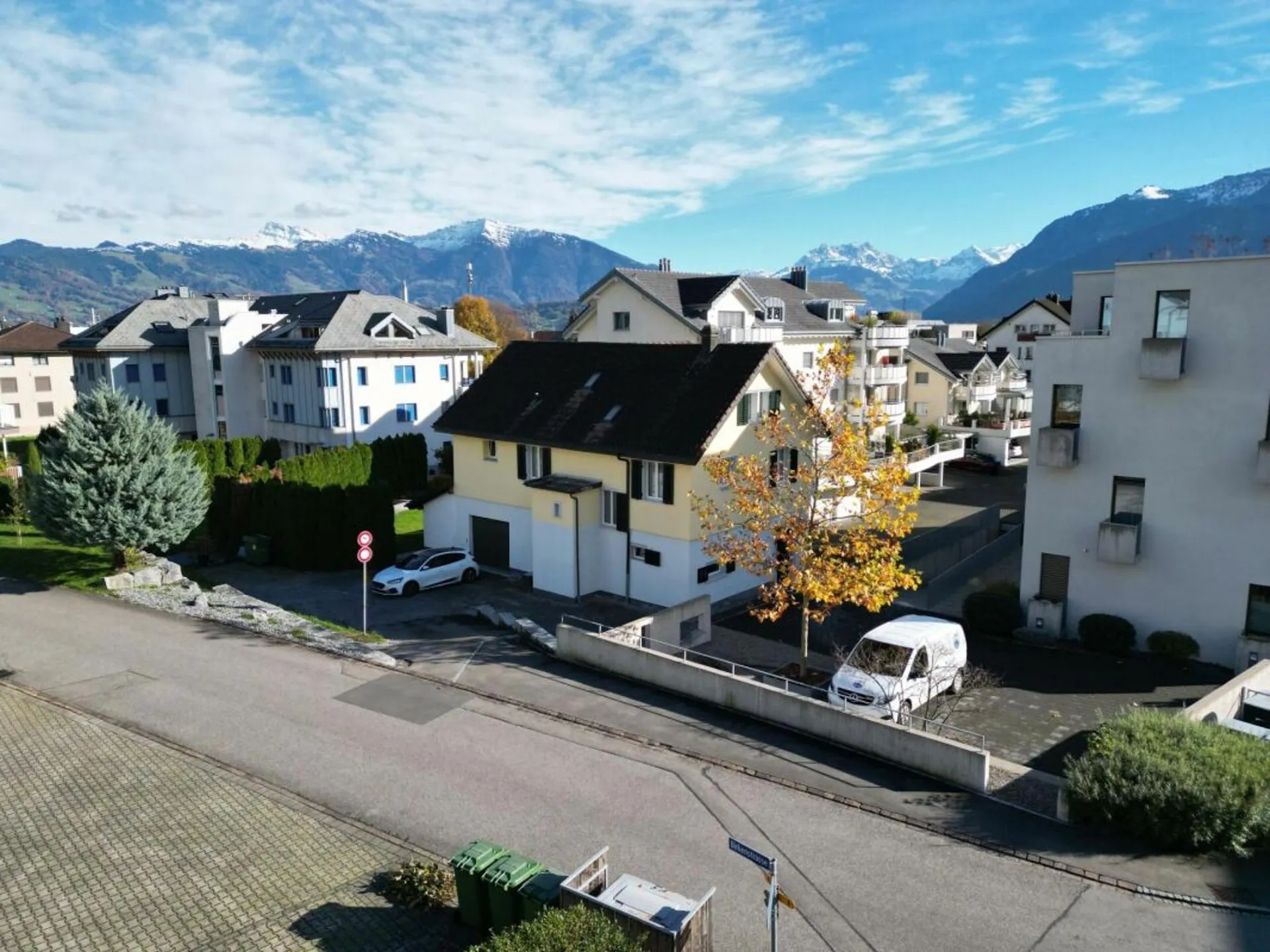 Freistehendes Einfamilienhaus mit Garten an sonniger und familienfreundlicher Lage in Tuggen SZ