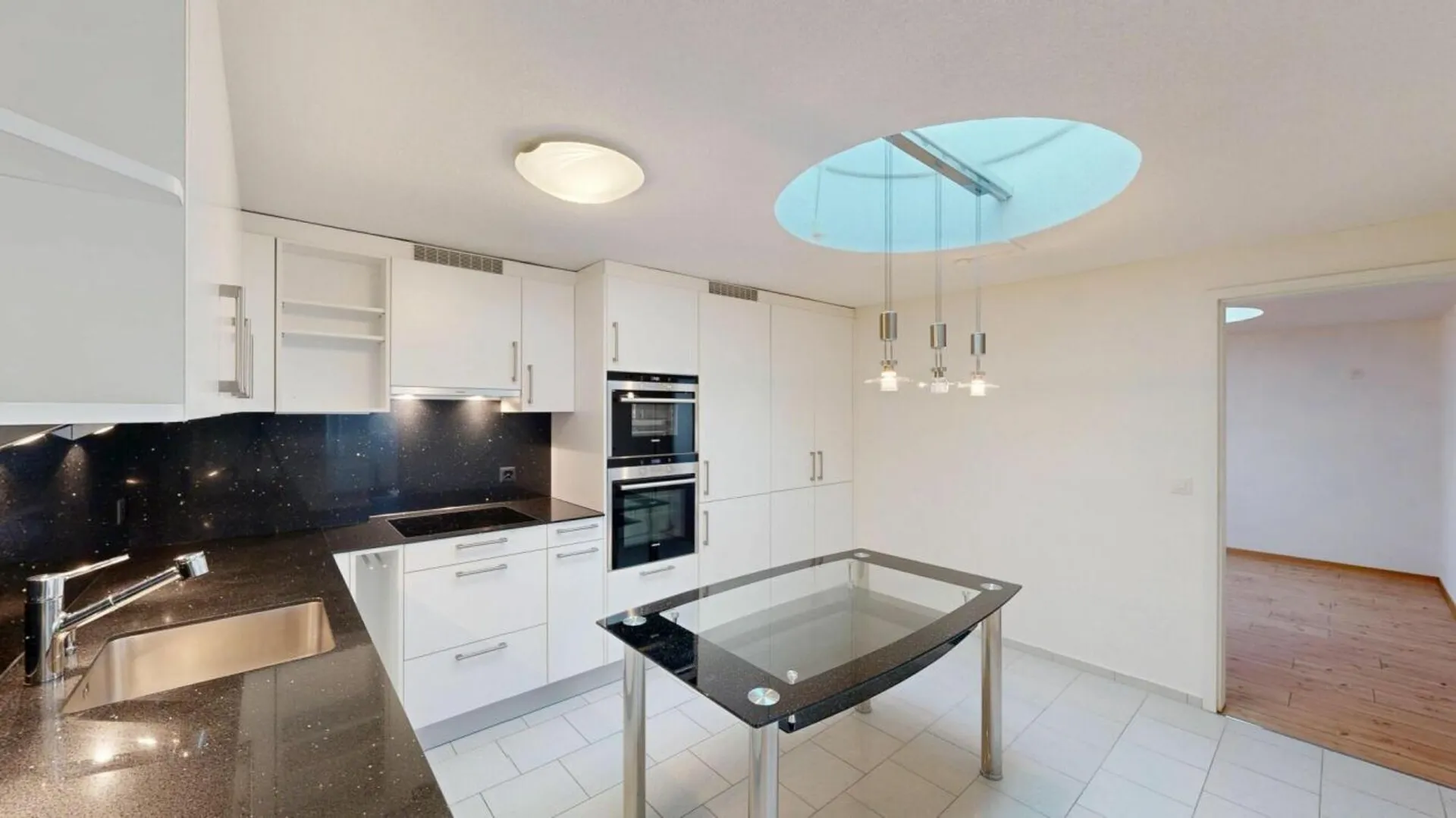 3.5-ZIMMER-WOHNUNG IN BRUNNEN - KOMPLETT RENOVIERT & MIT BESONDEREM LICHTKONZEPT