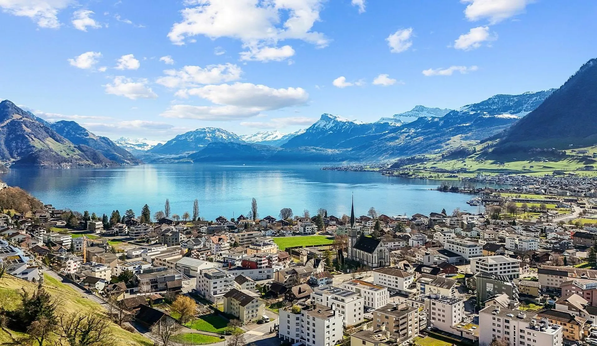 TRAUMHAFTE AUSSICHT SUCHT NEUE GENIESSER – STILVOLL RESIDIEREN ÜBER DEM SEE *****