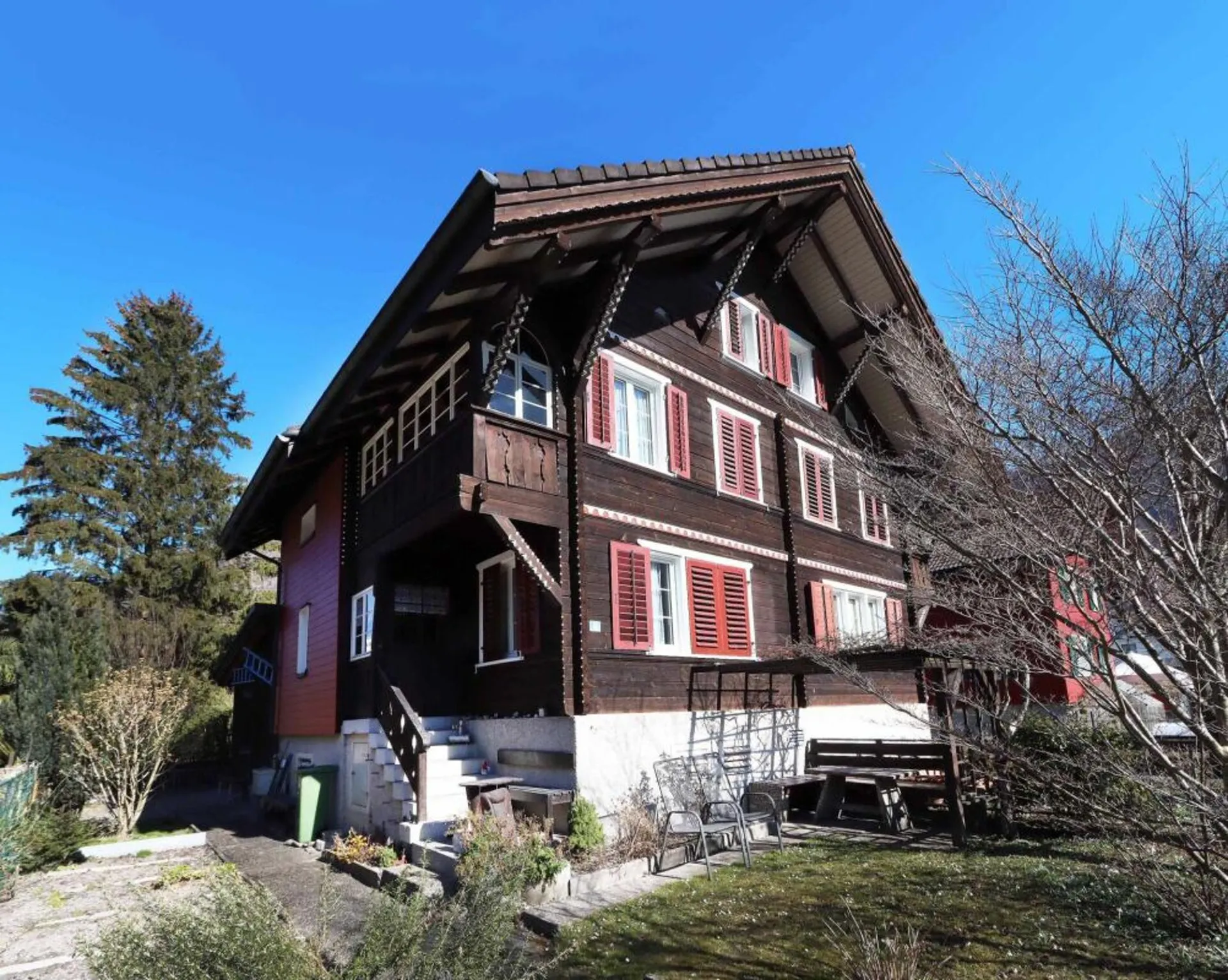 Doppelhaushälfte im Chaletstil mit Garten