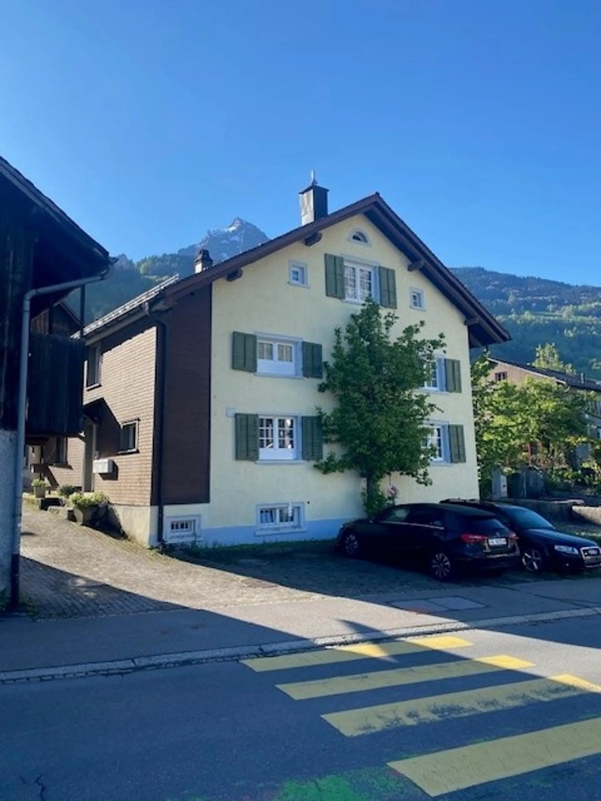 CHARMANTES MEHRFAMILIENHAUS IN GLARUS NORD
