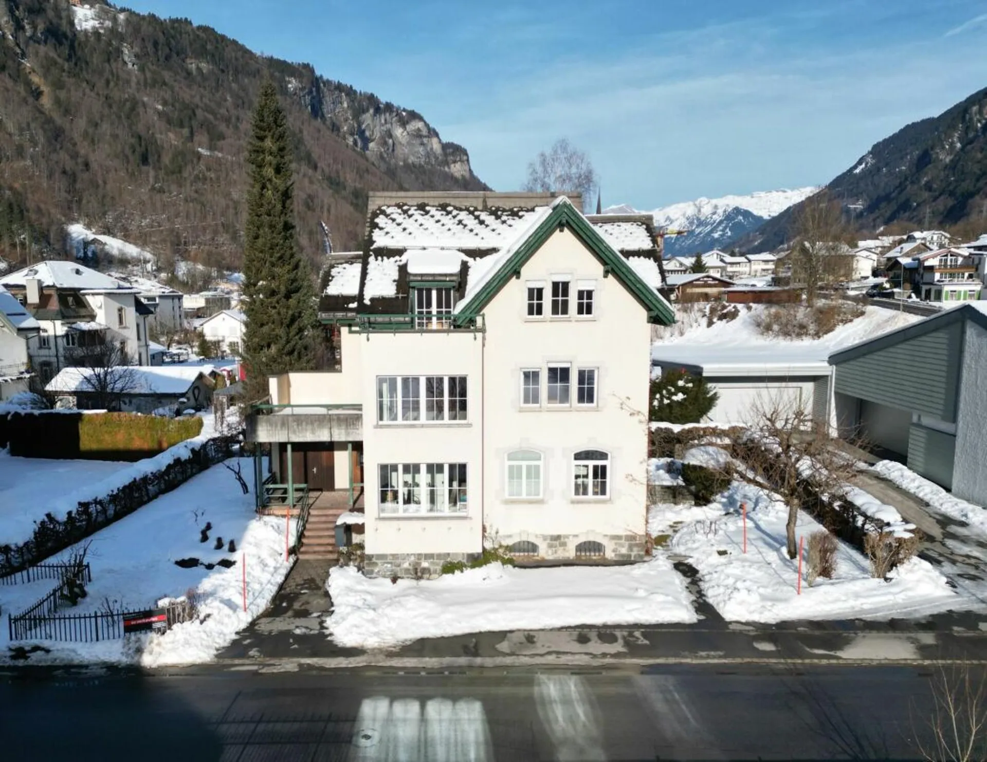 Freistehendes und charmantes Mehrfamilienhaus an sonniger Lage in Linthal, Gemeinde Glarus Süd