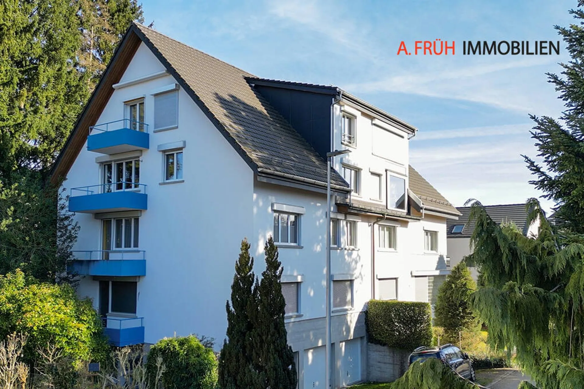 Elegante Wohnung mit viel Raum, Garage und charmanter Terrasse am Bach
