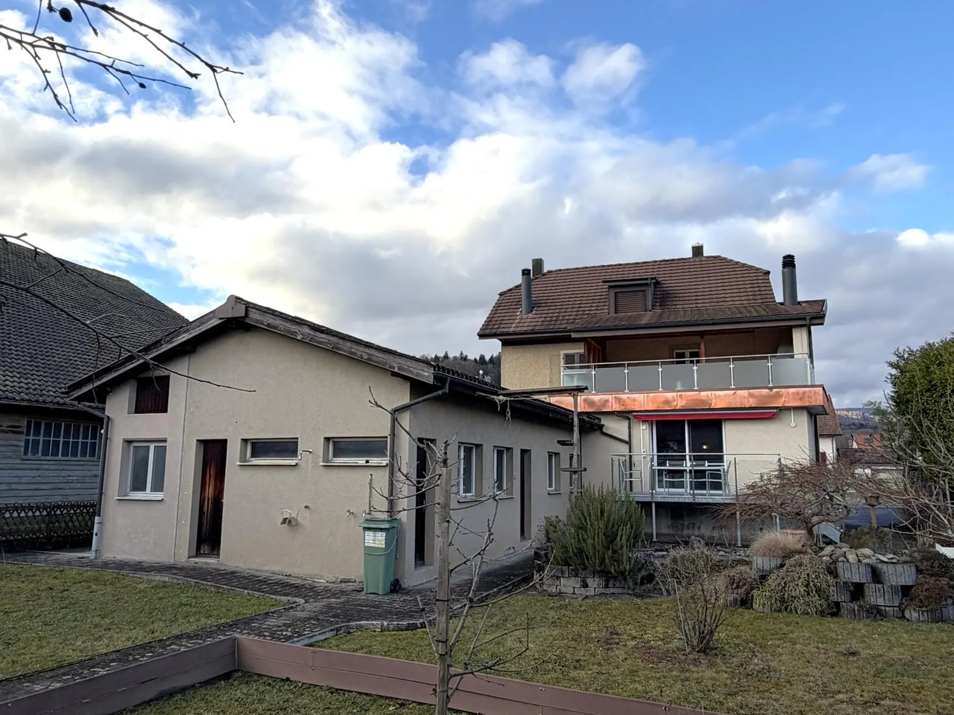 ZWEIFAMILIENHAUS MIT GROSSZÜGIGEN NEBENFLÄCHEN AN ZENTRALER LAGE