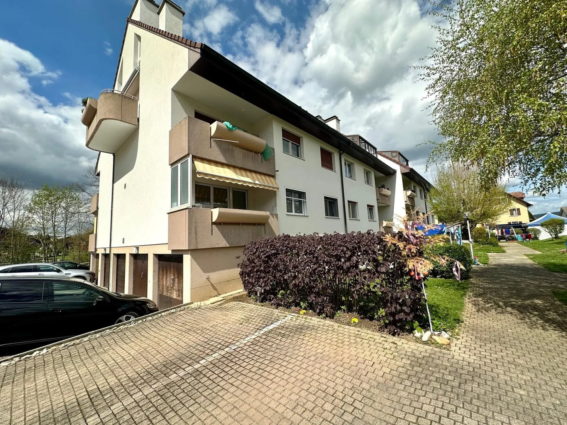 Modernisierte 3.5-Zimmerdachwohnung mit verglaster Terrasse und Garage