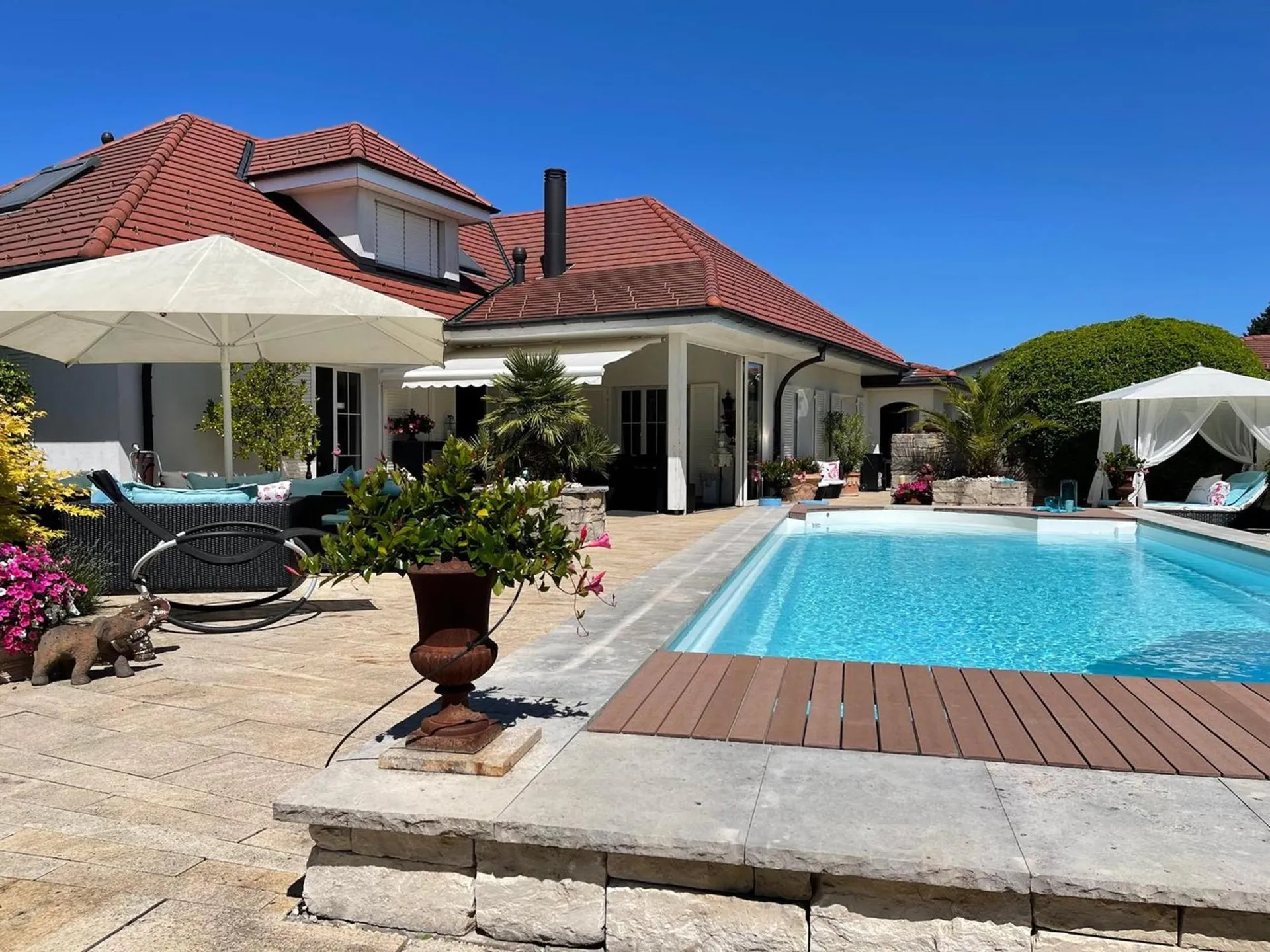 Exklusives Einfamilienhaus mit Pool, grossem Garten und Baulandreserve