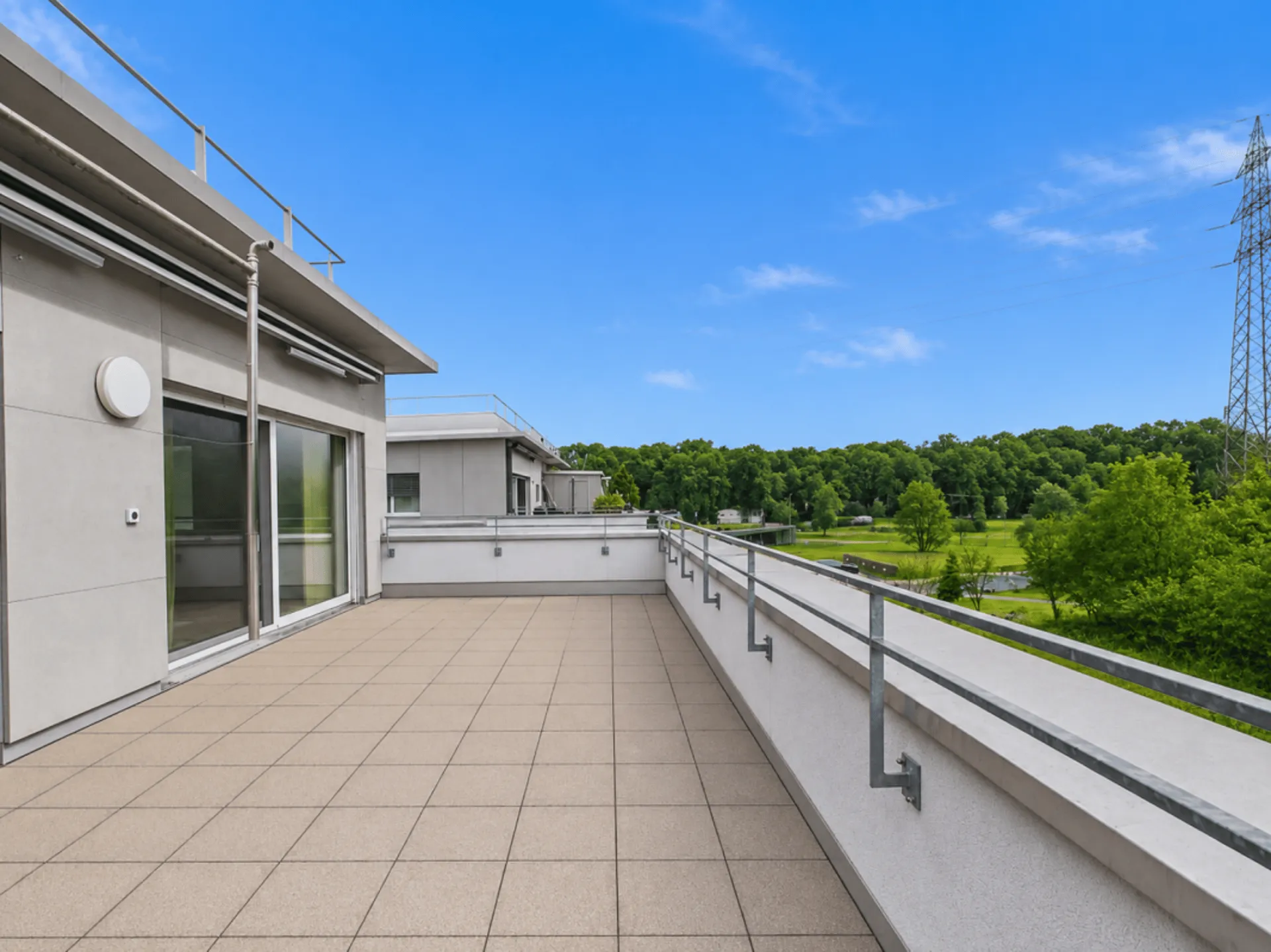Exklusive Dachwohnung, grosse Terrasse,  mit Sicht auf den Golfplatz
