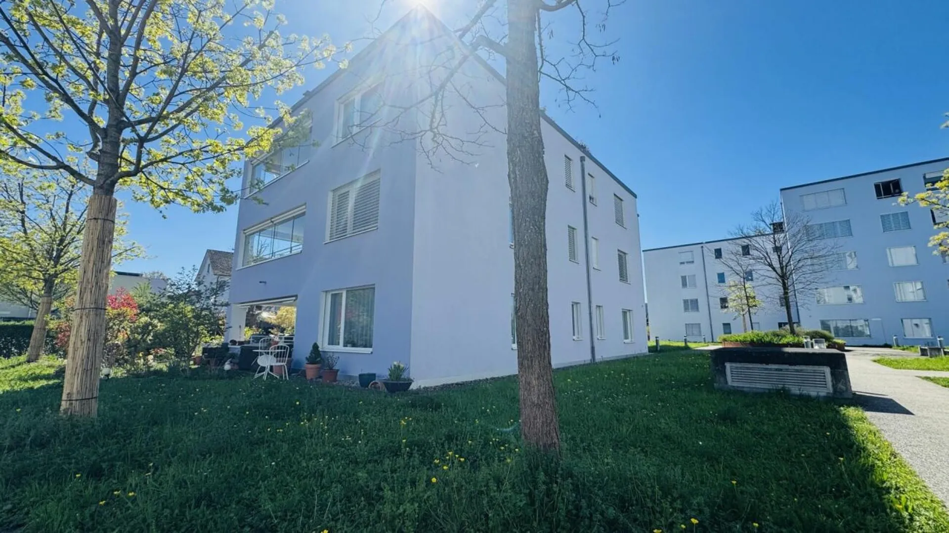 Neuwertige 4.5-Zimmer-EG Wohnung, 2 Nasszellen, Loggia, Gartenanteil, Lift, Keller und 1 AEHP
