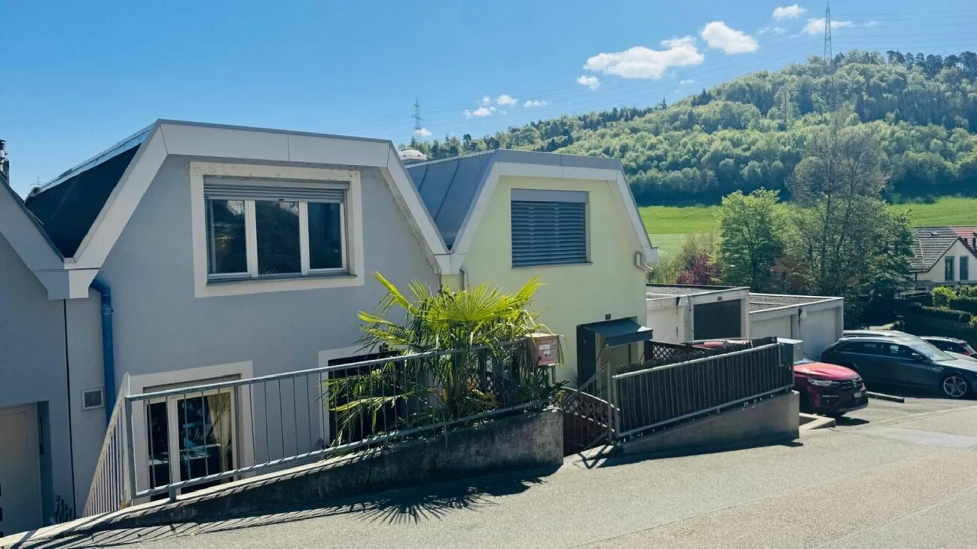 Modernisiertes 5.5-Zimmer-Reihenhaus mit Garten, neuem Dach, Garage und Parkplatz